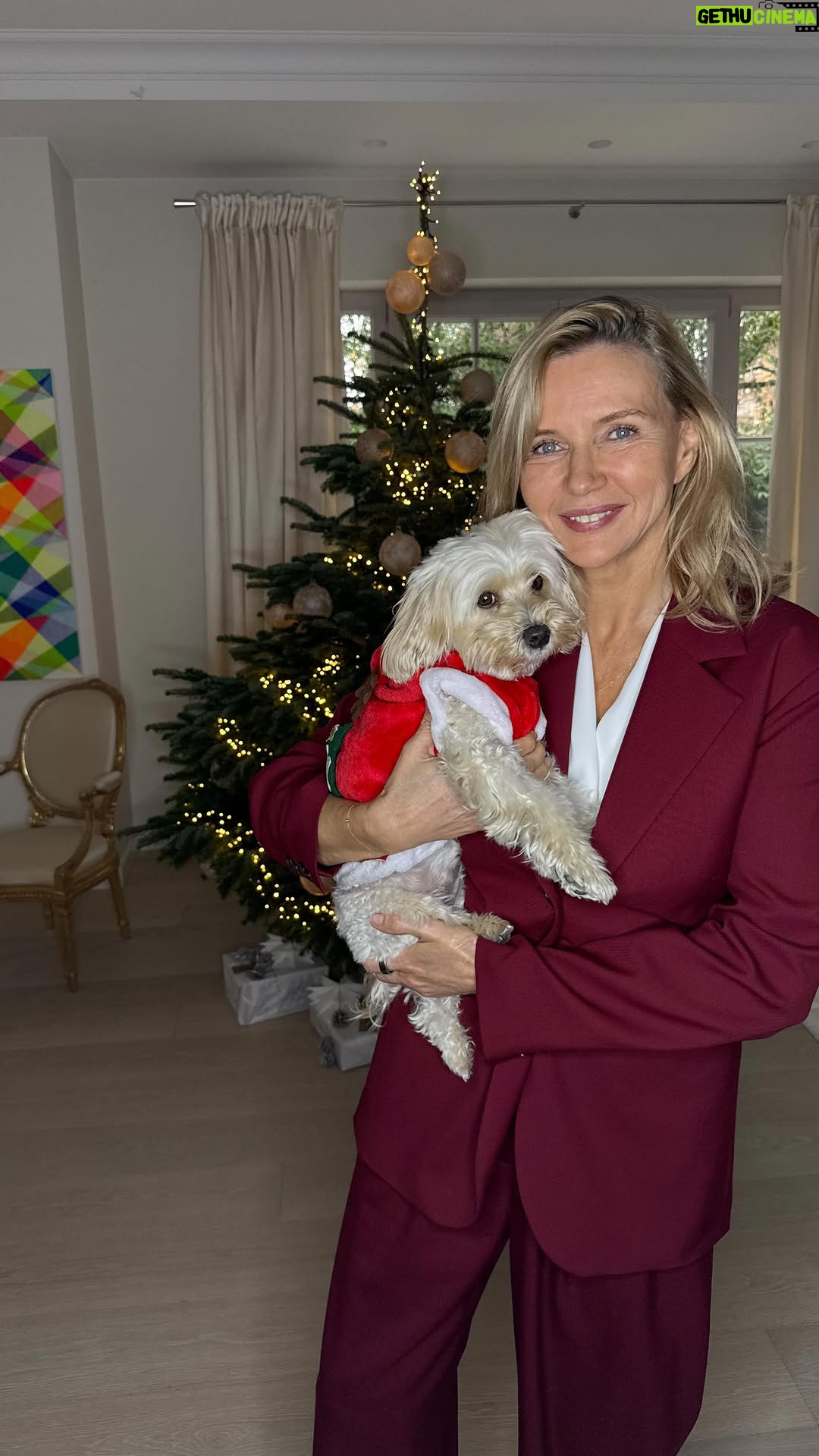 Veronica Ferres - 3.6K Likes - Schickes Outfit oder lieber gemütlich im Pullover? 👗

Ich habe beides ausprobiert… und mein Favorit ist
eindeutig.😁
Wie verbringt ihr Weihnachten am liebsten?

#weihnachtsoutfit #heiligabend #outfitwechsel