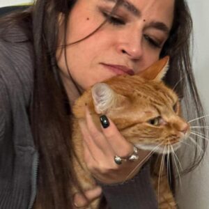 Veronica Gentili Instagram - Questo è quello che succede ad un’inguaribile ottimista che dopo cinque anni ancora crede di potersi fare una foto con Palmiro. 
(Nessun gatto è stato maltrattato per la NON realizzazione di queste foto. Non si può affermare altrettanto dell’incauta genitrice)