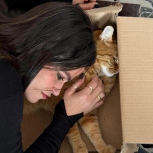 Veronica Gentili Instagram - Questo è quello che succede ad un’inguaribile ottimista che dopo cinque anni ancora crede di potersi fare una foto con Palmiro. 
(Nessun gatto è stato maltrattato per la NON realizzazione di queste foto. Non si può affermare altrettanto dell’incauta genitrice)