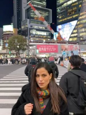 Veronica Gentili Instagram - I giapponesi sono di una gentilezza quasi incredibile. Nonostante appaiano schivi e riservati, e molto di rado siano loro a cercare il primo contatto visivo o parlato, non appena sei tu ad avvicinarti, si mostrano di una disponibilità assoluta. La loro gentilezza è talmente estrema che se chiedi un’indicazione per strada, anche se non parlano una parola d’inglese, si fermano, stanno mezzora a cercare di capire cosa stai dicendo, e alla fine ti accompagnano fisicamente per essere sicuri che tu abbia capito. Quindi, quando chiedi un’indicazione, devi mettere in conto un potenziale pit stop di venti minuti, perché se li saluti senza che siano riusciti ad aiutarti, gli provochi una frustrazione terribile. E il loro dispiacere, a tua volta, ti genera un senso di colpa con cui poi devi convivere tutta la giornata. Perciò, quando ti chiedi perché loro non ti guardino mai in faccia e tengano lo sguardo basso, ecco la risposta: temono che tu li avvicini per chiedere un’informazione, perché sanno che la loro coscienza gli impedirà di abbandonarti fino a che il problema non sarà risolto, e potresti tranquillamente fargli perdere mezza giornata di lavoro. 
Ma qui funziona così: quando il senso civico chiama il Giappone risponde.
