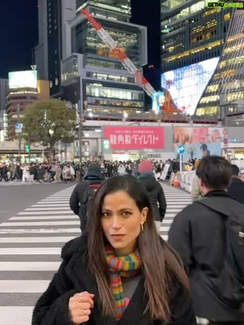 Veronica Gentili - 6.5K Likes - I giapponesi sono di una gentilezza quasi incredibile. Nonostante appaiano schivi e riservati, e molto di rado siano loro a cercare il primo contatto visivo o parlato, non appena sei tu ad avvicinarti, si mostrano di una disponibilità assoluta. La loro gentilezza è talmente estrema che se chiedi un’indicazione per strada, anche se non parlano una parola d’inglese, si fermano, stanno mezzora a cercare di capire cosa stai dicendo, e alla fine ti accompagnano fisicamente per essere sicuri che tu abbia capito. Quindi, quando chiedi un’indicazione, devi mettere in conto un potenziale pit stop di venti minuti, perché se li saluti senza che siano riusciti ad aiutarti, gli provochi una frustrazione terribile. E il loro dispiacere, a tua volta, ti genera un senso di colpa con cui poi devi convivere tutta la giornata. Perciò, quando ti chiedi perché loro non ti guardino mai in faccia e tengano lo sguardo basso, ecco la risposta: temono che tu li avvicini per chiedere un’informazione, perché sanno che la loro coscienza gli impedirà di abbandonarti fino a che il problema non sarà risolto, e potresti tranquillamente fargli perdere mezza giornata di lavoro. 
Ma qui funziona così: quando il senso civico chiama il Giappone risponde.
