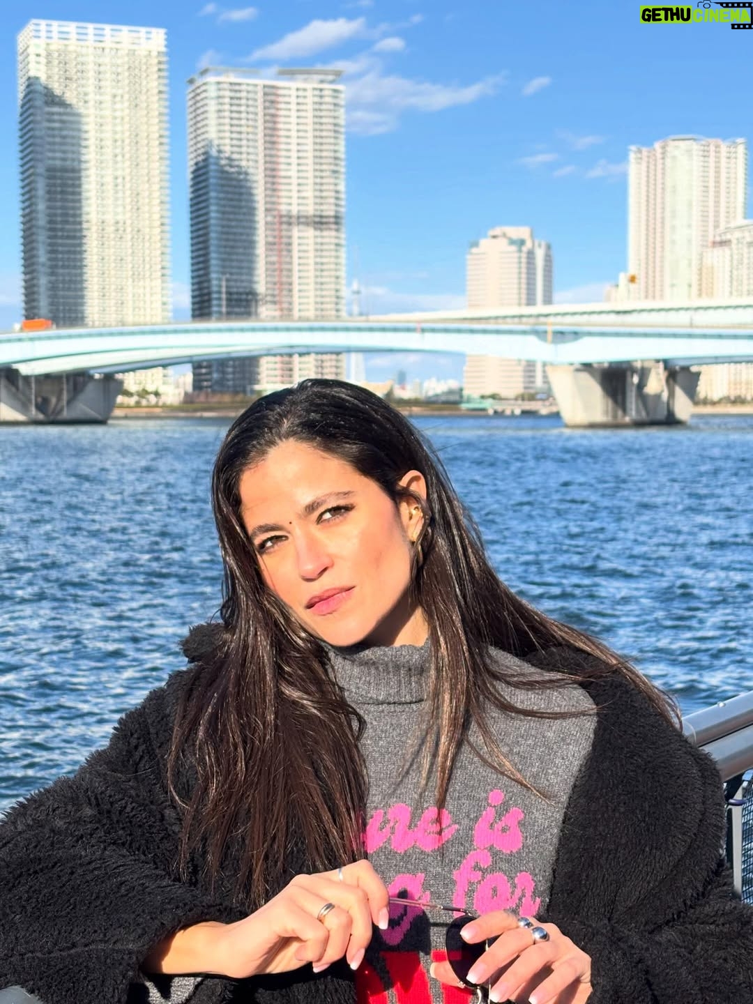 Veronica Gentili - 6.5K Likes - I giapponesi sono di una gentilezza quasi incredibile. Nonostante appaiano schivi e riservati, e molto di rado siano loro a cercare il primo contatto visivo o parlato, non appena sei tu ad avvicinarti, si mostrano di una disponibilità assoluta. La loro gentilezza è talmente estrema che se chiedi un’indicazione per strada, anche se non parlano una parola d’inglese, si fermano, stanno mezzora a cercare di capire cosa stai dicendo, e alla fine ti accompagnano fisicamente per essere sicuri che tu abbia capito. Quindi, quando chiedi un’indicazione, devi mettere in conto un potenziale pit stop di venti minuti, perché se li saluti senza che siano riusciti ad aiutarti, gli provochi una frustrazione terribile. E il loro dispiacere, a tua volta, ti genera un senso di colpa con cui poi devi convivere tutta la giornata. Perciò, quando ti chiedi perché loro non ti guardino mai in faccia e tengano lo sguardo basso, ecco la risposta: temono che tu li avvicini per chiedere un’informazione, perché sanno che la loro coscienza gli impedirà di abbandonarti fino a che il problema non sarà risolto, e potresti tranquillamente fargli perdere mezza giornata di lavoro. 
Ma qui funziona così: quando il senso civico chiama il Giappone risponde.