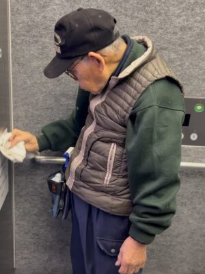 Veronica Gentili Instagram - I giapponesi sono di una gentilezza quasi incredibile. Nonostante appaiano schivi e riservati, e molto di rado siano loro a cercare il primo contatto visivo o parlato, non appena sei tu ad avvicinarti, si mostrano di una disponibilità assoluta. La loro gentilezza è talmente estrema che se chiedi un’indicazione per strada, anche se non parlano una parola d’inglese, si fermano, stanno mezzora a cercare di capire cosa stai dicendo, e alla fine ti accompagnano fisicamente per essere sicuri che tu abbia capito. Quindi, quando chiedi un’indicazione, devi mettere in conto un potenziale pit stop di venti minuti, perché se li saluti senza che siano riusciti ad aiutarti, gli provochi una frustrazione terribile. E il loro dispiacere, a tua volta, ti genera un senso di colpa con cui poi devi convivere tutta la giornata. Perciò, quando ti chiedi perché loro non ti guardino mai in faccia e tengano lo sguardo basso, ecco la risposta: temono che tu li avvicini per chiedere un’informazione, perché sanno che la loro coscienza gli impedirà di abbandonarti fino a che il problema non sarà risolto, e potresti tranquillamente fargli perdere mezza giornata di lavoro. 
Ma qui funziona così: quando il senso civico chiama il Giappone risponde.