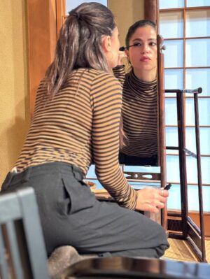 Veronica Gentili Instagram - I giapponesi sono di una gentilezza quasi incredibile. Nonostante appaiano schivi e riservati, e molto di rado siano loro a cercare il primo contatto visivo o parlato, non appena sei tu ad avvicinarti, si mostrano di una disponibilità assoluta. La loro gentilezza è talmente estrema che se chiedi un’indicazione per strada, anche se non parlano una parola d’inglese, si fermano, stanno mezzora a cercare di capire cosa stai dicendo, e alla fine ti accompagnano fisicamente per essere sicuri che tu abbia capito. Quindi, quando chiedi un’indicazione, devi mettere in conto un potenziale pit stop di venti minuti, perché se li saluti senza che siano riusciti ad aiutarti, gli provochi una frustrazione terribile. E il loro dispiacere, a tua volta, ti genera un senso di colpa con cui poi devi convivere tutta la giornata. Perciò, quando ti chiedi perché loro non ti guardino mai in faccia e tengano lo sguardo basso, ecco la risposta: temono che tu li avvicini per chiedere un’informazione, perché sanno che la loro coscienza gli impedirà di abbandonarti fino a che il problema non sarà risolto, e potresti tranquillamente fargli perdere mezza giornata di lavoro. 
Ma qui funziona così: quando il senso civico chiama il Giappone risponde.