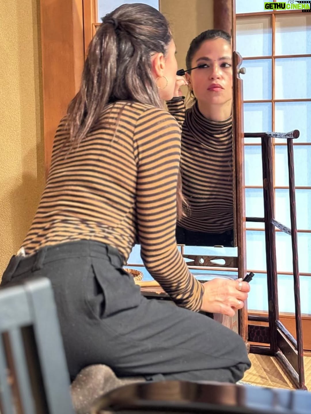 Veronica Gentili - 6.5K Likes - I giapponesi sono di una gentilezza quasi incredibile. Nonostante appaiano schivi e riservati, e molto di rado siano loro a cercare il primo contatto visivo o parlato, non appena sei tu ad avvicinarti, si mostrano di una disponibilità assoluta. La loro gentilezza è talmente estrema che se chiedi un’indicazione per strada, anche se non parlano una parola d’inglese, si fermano, stanno mezzora a cercare di capire cosa stai dicendo, e alla fine ti accompagnano fisicamente per essere sicuri che tu abbia capito. Quindi, quando chiedi un’indicazione, devi mettere in conto un potenziale pit stop di venti minuti, perché se li saluti senza che siano riusciti ad aiutarti, gli provochi una frustrazione terribile. E il loro dispiacere, a tua volta, ti genera un senso di colpa con cui poi devi convivere tutta la giornata. Perciò, quando ti chiedi perché loro non ti guardino mai in faccia e tengano lo sguardo basso, ecco la risposta: temono che tu li avvicini per chiedere un’informazione, perché sanno che la loro coscienza gli impedirà di abbandonarti fino a che il problema non sarà risolto, e potresti tranquillamente fargli perdere mezza giornata di lavoro. 
Ma qui funziona così: quando il senso civico chiama il Giappone risponde.