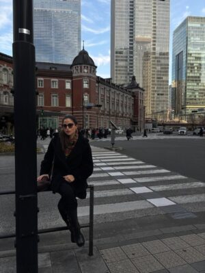 Veronica Gentili Instagram - I giapponesi sono di una gentilezza quasi incredibile. Nonostante appaiano schivi e riservati, e molto di rado siano loro a cercare il primo contatto visivo o parlato, non appena sei tu ad avvicinarti, si mostrano di una disponibilità assoluta. La loro gentilezza è talmente estrema che se chiedi un’indicazione per strada, anche se non parlano una parola d’inglese, si fermano, stanno mezzora a cercare di capire cosa stai dicendo, e alla fine ti accompagnano fisicamente per essere sicuri che tu abbia capito. Quindi, quando chiedi un’indicazione, devi mettere in conto un potenziale pit stop di venti minuti, perché se li saluti senza che siano riusciti ad aiutarti, gli provochi una frustrazione terribile. E il loro dispiacere, a tua volta, ti genera un senso di colpa con cui poi devi convivere tutta la giornata. Perciò, quando ti chiedi perché loro non ti guardino mai in faccia e tengano lo sguardo basso, ecco la risposta: temono che tu li avvicini per chiedere un’informazione, perché sanno che la loro coscienza gli impedirà di abbandonarti fino a che il problema non sarà risolto, e potresti tranquillamente fargli perdere mezza giornata di lavoro. 
Ma qui funziona così: quando il senso civico chiama il Giappone risponde.