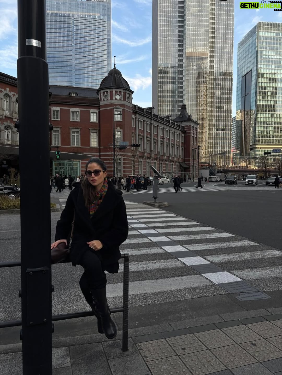 Veronica Gentili - 6.5K Likes - I giapponesi sono di una gentilezza quasi incredibile. Nonostante appaiano schivi e riservati, e molto di rado siano loro a cercare il primo contatto visivo o parlato, non appena sei tu ad avvicinarti, si mostrano di una disponibilità assoluta. La loro gentilezza è talmente estrema che se chiedi un’indicazione per strada, anche se non parlano una parola d’inglese, si fermano, stanno mezzora a cercare di capire cosa stai dicendo, e alla fine ti accompagnano fisicamente per essere sicuri che tu abbia capito. Quindi, quando chiedi un’indicazione, devi mettere in conto un potenziale pit stop di venti minuti, perché se li saluti senza che siano riusciti ad aiutarti, gli provochi una frustrazione terribile. E il loro dispiacere, a tua volta, ti genera un senso di colpa con cui poi devi convivere tutta la giornata. Perciò, quando ti chiedi perché loro non ti guardino mai in faccia e tengano lo sguardo basso, ecco la risposta: temono che tu li avvicini per chiedere un’informazione, perché sanno che la loro coscienza gli impedirà di abbandonarti fino a che il problema non sarà risolto, e potresti tranquillamente fargli perdere mezza giornata di lavoro. 
Ma qui funziona così: quando il senso civico chiama il Giappone risponde.