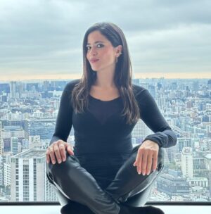 Veronica Gentili Instagram - Tokyo è un mistero: una gigantesca quantità di elementi perfettamente ordinati che sommati tra loro generano il caos. Ma un caos logico, indiscutibile: un’entropia talmente ragionata da diventare perfetta. 
È come una macchina con gli abbaglianti che ti viene incontro a tutta velocità contromano, ma un attimo prima dell’impatto sterza chirurgicamente e non ti sfiora nemmeno. 
Le senti dentro tutto lo zelo, la disciplina, l’imprevedibilità, la gentilezza, la maniacalitá, la schematicità e la follia di coloro che la abitano. 
È una metropoli di formiche volenterose, che svolgono alacremente le proprie mansioni con il massimo del rigore, ma che appena svoltato l’angolo sono pronte a trasformarsi in cicale che cantano a squarciagola, dimentiche della moderazione e del giudizio altrui. 
È una sinfonia di allegri, andanti, adagi, allegri, presti di cui è impossibile prevedere l’ordine, che ti rapiscono le orecchie e ti confondono la testa. 
Tokyo da sola vale il viaggio. E vale il desiderio di tornarci ancora. Anche solo per continuare l’esercizio impossibile di cercare di capirla, pur sapendo che il suo fascino sta proprio nel fatto che non ci si potrà riuscire.