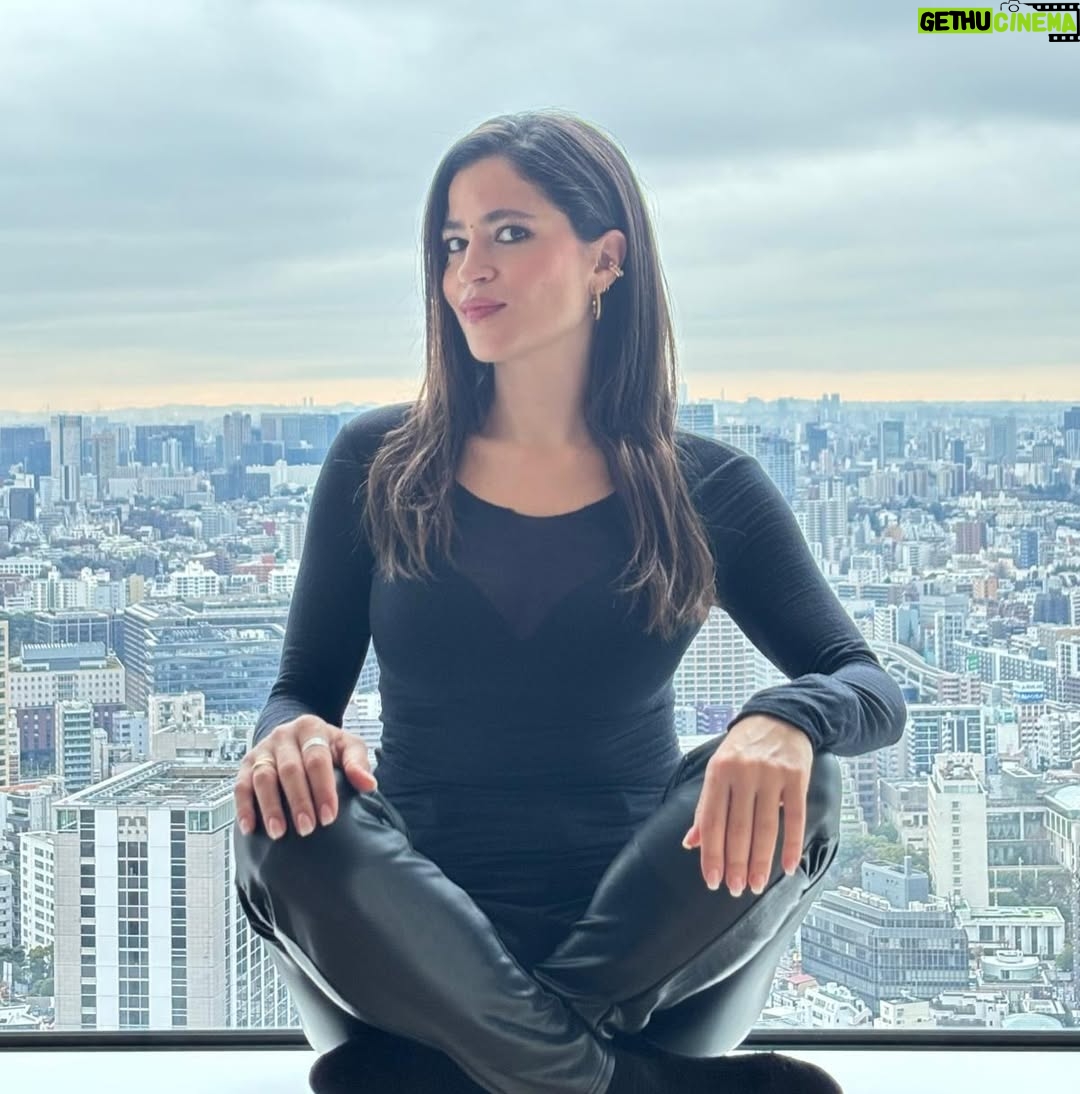 Veronica Gentili - 11.8K Likes - Tokyo è un mistero: una gigantesca quantità di elementi perfettamente ordinati che sommati tra loro generano il caos. Ma un caos logico, indiscutibile: un’entropia talmente ragionata da diventare perfetta. 
È come una macchina con gli abbaglianti che ti viene incontro a tutta velocità contromano, ma un attimo prima dell’impatto sterza chirurgicamente e non ti sfiora nemmeno. 
Le senti dentro tutto lo zelo, la disciplina, l’imprevedibilità, la gentilezza, la maniacalitá, la schematicità e la follia di coloro che la abitano. 
È una metropoli di formiche volenterose, che svolgono alacremente le proprie mansioni con il massimo del rigore, ma che appena svoltato l’angolo sono pronte a trasformarsi in cicale che cantano a squarciagola, dimentiche della moderazione e del giudizio altrui. 
È una sinfonia di allegri, andanti, adagi, allegri, presti di cui è impossibile prevedere l’ordine, che ti rapiscono le orecchie e ti confondono la testa. 
Tokyo da sola vale il viaggio. E vale il desiderio di tornarci ancora. Anche solo per continuare l’esercizio impossibile di cercare di capirla, pur sapendo che il suo fascino sta proprio nel fatto che non ci si potrà riuscire.