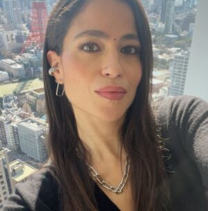 Veronica Gentili Instagram - Tokyo è un mistero: una gigantesca quantità di elementi perfettamente ordinati che sommati tra loro generano il caos. Ma un caos logico, indiscutibile: un’entropia talmente ragionata da diventare perfetta. 
È come una macchina con gli abbaglianti che ti viene incontro a tutta velocità contromano, ma un attimo prima dell’impatto sterza chirurgicamente e non ti sfiora nemmeno. 
Le senti dentro tutto lo zelo, la disciplina, l’imprevedibilità, la gentilezza, la maniacalitá, la schematicità e la follia di coloro che la abitano. 
È una metropoli di formiche volenterose, che svolgono alacremente le proprie mansioni con il massimo del rigore, ma che appena svoltato l’angolo sono pronte a trasformarsi in cicale che cantano a squarciagola, dimentiche della moderazione e del giudizio altrui. 
È una sinfonia di allegri, andanti, adagi, allegri, presti di cui è impossibile prevedere l’ordine, che ti rapiscono le orecchie e ti confondono la testa. 
Tokyo da sola vale il viaggio. E vale il desiderio di tornarci ancora. Anche solo per continuare l’esercizio impossibile di cercare di capirla, pur sapendo che il suo fascino sta proprio nel fatto che non ci si potrà riuscire.