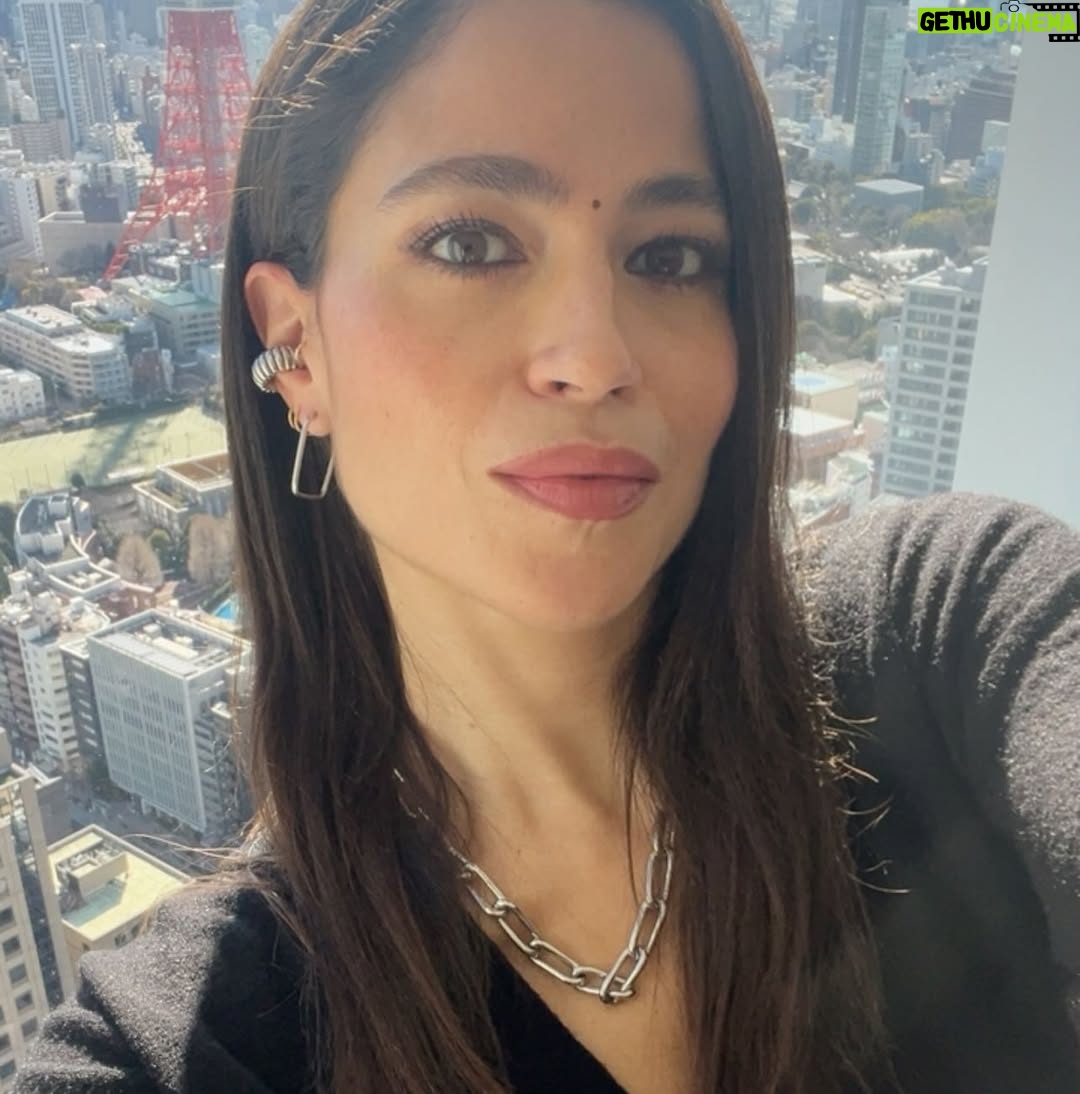 Veronica Gentili - 11.8K Likes - Tokyo è un mistero: una gigantesca quantità di elementi perfettamente ordinati che sommati tra loro generano il caos. Ma un caos logico, indiscutibile: un’entropia talmente ragionata da diventare perfetta. 
È come una macchina con gli abbaglianti che ti viene incontro a tutta velocità contromano, ma un attimo prima dell’impatto sterza chirurgicamente e non ti sfiora nemmeno. 
Le senti dentro tutto lo zelo, la disciplina, l’imprevedibilità, la gentilezza, la maniacalitá, la schematicità e la follia di coloro che la abitano. 
È una metropoli di formiche volenterose, che svolgono alacremente le proprie mansioni con il massimo del rigore, ma che appena svoltato l’angolo sono pronte a trasformarsi in cicale che cantano a squarciagola, dimentiche della moderazione e del giudizio altrui. 
È una sinfonia di allegri, andanti, adagi, allegri, presti di cui è impossibile prevedere l’ordine, che ti rapiscono le orecchie e ti confondono la testa. 
Tokyo da sola vale il viaggio. E vale il desiderio di tornarci ancora. Anche solo per continuare l’esercizio impossibile di cercare di capirla, pur sapendo che il suo fascino sta proprio nel fatto che non ci si potrà riuscire.