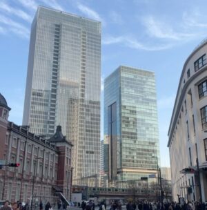 Veronica Gentili Instagram - Tokyo è un mistero: una gigantesca quantità di elementi perfettamente ordinati che sommati tra loro generano il caos. Ma un caos logico, indiscutibile: un’entropia talmente ragionata da diventare perfetta. 
È come una macchina con gli abbaglianti che ti viene incontro a tutta velocità contromano, ma un attimo prima dell’impatto sterza chirurgicamente e non ti sfiora nemmeno. 
Le senti dentro tutto lo zelo, la disciplina, l’imprevedibilità, la gentilezza, la maniacalitá, la schematicità e la follia di coloro che la abitano. 
È una metropoli di formiche volenterose, che svolgono alacremente le proprie mansioni con il massimo del rigore, ma che appena svoltato l’angolo sono pronte a trasformarsi in cicale che cantano a squarciagola, dimentiche della moderazione e del giudizio altrui. 
È una sinfonia di allegri, andanti, adagi, allegri, presti di cui è impossibile prevedere l’ordine, che ti rapiscono le orecchie e ti confondono la testa. 
Tokyo da sola vale il viaggio. E vale il desiderio di tornarci ancora. Anche solo per continuare l’esercizio impossibile di cercare di capirla, pur sapendo che il suo fascino sta proprio nel fatto che non ci si potrà riuscire.