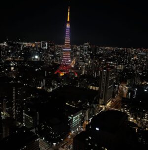 Veronica Gentili Instagram - Tokyo è un mistero: una gigantesca quantità di elementi perfettamente ordinati che sommati tra loro generano il caos. Ma un caos logico, indiscutibile: un’entropia talmente ragionata da diventare perfetta. 
È come una macchina con gli abbaglianti che ti viene incontro a tutta velocità contromano, ma un attimo prima dell’impatto sterza chirurgicamente e non ti sfiora nemmeno. 
Le senti dentro tutto lo zelo, la disciplina, l’imprevedibilità, la gentilezza, la maniacalitá, la schematicità e la follia di coloro che la abitano. 
È una metropoli di formiche volenterose, che svolgono alacremente le proprie mansioni con il massimo del rigore, ma che appena svoltato l’angolo sono pronte a trasformarsi in cicale che cantano a squarciagola, dimentiche della moderazione e del giudizio altrui. 
È una sinfonia di allegri, andanti, adagi, allegri, presti di cui è impossibile prevedere l’ordine, che ti rapiscono le orecchie e ti confondono la testa. 
Tokyo da sola vale il viaggio. E vale il desiderio di tornarci ancora. Anche solo per continuare l’esercizio impossibile di cercare di capirla, pur sapendo che il suo fascino sta proprio nel fatto che non ci si potrà riuscire.