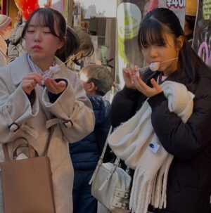Veronica Gentili Instagram - Tokyo è un mistero: una gigantesca quantità di elementi perfettamente ordinati che sommati tra loro generano il caos. Ma un caos logico, indiscutibile: un’entropia talmente ragionata da diventare perfetta. 
È come una macchina con gli abbaglianti che ti viene incontro a tutta velocità contromano, ma un attimo prima dell’impatto sterza chirurgicamente e non ti sfiora nemmeno. 
Le senti dentro tutto lo zelo, la disciplina, l’imprevedibilità, la gentilezza, la maniacalitá, la schematicità e la follia di coloro che la abitano. 
È una metropoli di formiche volenterose, che svolgono alacremente le proprie mansioni con il massimo del rigore, ma che appena svoltato l’angolo sono pronte a trasformarsi in cicale che cantano a squarciagola, dimentiche della moderazione e del giudizio altrui. 
È una sinfonia di allegri, andanti, adagi, allegri, presti di cui è impossibile prevedere l’ordine, che ti rapiscono le orecchie e ti confondono la testa. 
Tokyo da sola vale il viaggio. E vale il desiderio di tornarci ancora. Anche solo per continuare l’esercizio impossibile di cercare di capirla, pur sapendo che il suo fascino sta proprio nel fatto che non ci si potrà riuscire.