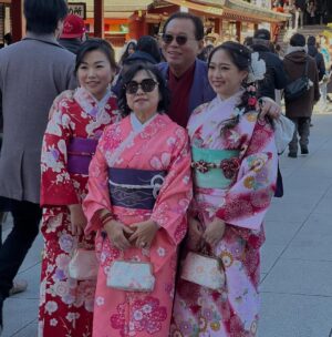 Veronica Gentili Instagram - Tokyo è un mistero: una gigantesca quantità di elementi perfettamente ordinati che sommati tra loro generano il caos. Ma un caos logico, indiscutibile: un’entropia talmente ragionata da diventare perfetta. 
È come una macchina con gli abbaglianti che ti viene incontro a tutta velocità contromano, ma un attimo prima dell’impatto sterza chirurgicamente e non ti sfiora nemmeno. 
Le senti dentro tutto lo zelo, la disciplina, l’imprevedibilità, la gentilezza, la maniacalitá, la schematicità e la follia di coloro che la abitano. 
È una metropoli di formiche volenterose, che svolgono alacremente le proprie mansioni con il massimo del rigore, ma che appena svoltato l’angolo sono pronte a trasformarsi in cicale che cantano a squarciagola, dimentiche della moderazione e del giudizio altrui. 
È una sinfonia di allegri, andanti, adagi, allegri, presti di cui è impossibile prevedere l’ordine, che ti rapiscono le orecchie e ti confondono la testa. 
Tokyo da sola vale il viaggio. E vale il desiderio di tornarci ancora. Anche solo per continuare l’esercizio impossibile di cercare di capirla, pur sapendo che il suo fascino sta proprio nel fatto che non ci si potrà riuscire.
