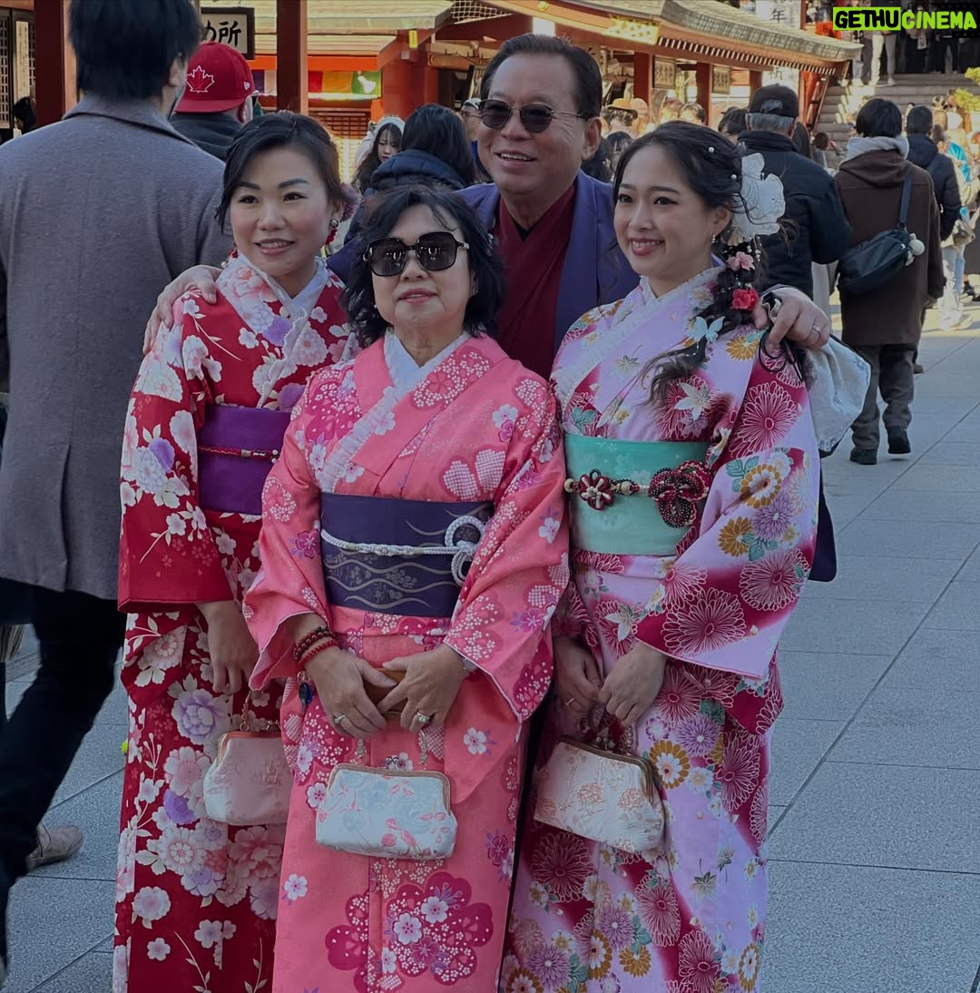 Veronica Gentili - 11.8K Likes - Tokyo è un mistero: una gigantesca quantità di elementi perfettamente ordinati che sommati tra loro generano il caos. Ma un caos logico, indiscutibile: un’entropia talmente ragionata da diventare perfetta. 
È come una macchina con gli abbaglianti che ti viene incontro a tutta velocità contromano, ma un attimo prima dell’impatto sterza chirurgicamente e non ti sfiora nemmeno. 
Le senti dentro tutto lo zelo, la disciplina, l’imprevedibilità, la gentilezza, la maniacalitá, la schematicità e la follia di coloro che la abitano. 
È una metropoli di formiche volenterose, che svolgono alacremente le proprie mansioni con il massimo del rigore, ma che appena svoltato l’angolo sono pronte a trasformarsi in cicale che cantano a squarciagola, dimentiche della moderazione e del giudizio altrui. 
È una sinfonia di allegri, andanti, adagi, allegri, presti di cui è impossibile prevedere l’ordine, che ti rapiscono le orecchie e ti confondono la testa. 
Tokyo da sola vale il viaggio. E vale il desiderio di tornarci ancora. Anche solo per continuare l’esercizio impossibile di cercare di capirla, pur sapendo che il suo fascino sta proprio nel fatto che non ci si potrà riuscire.