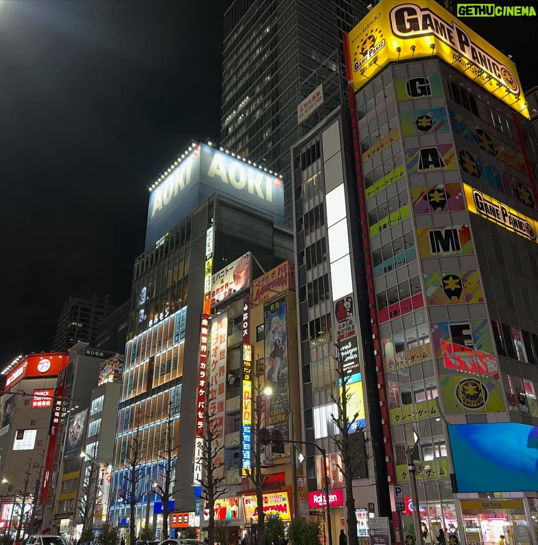 Veronica Gentili - 11.8K Likes - Tokyo è un mistero: una gigantesca quantità di elementi perfettamente ordinati che sommati tra loro generano il caos. Ma un caos logico, indiscutibile: un’entropia talmente ragionata da diventare perfetta. 
È come una macchina con gli abbaglianti che ti viene incontro a tutta velocità contromano, ma un attimo prima dell’impatto sterza chirurgicamente e non ti sfiora nemmeno. 
Le senti dentro tutto lo zelo, la disciplina, l’imprevedibilità, la gentilezza, la maniacalitá, la schematicità e la follia di coloro che la abitano. 
È una metropoli di formiche volenterose, che svolgono alacremente le proprie mansioni con il massimo del rigore, ma che appena svoltato l’angolo sono pronte a trasformarsi in cicale che cantano a squarciagola, dimentiche della moderazione e del giudizio altrui. 
È una sinfonia di allegri, andanti, adagi, allegri, presti di cui è impossibile prevedere l’ordine, che ti rapiscono le orecchie e ti confondono la testa. 
Tokyo da sola vale il viaggio. E vale il desiderio di tornarci ancora. Anche solo per continuare l’esercizio impossibile di cercare di capirla, pur sapendo che il suo fascino sta proprio nel fatto che non ci si potrà riuscire.