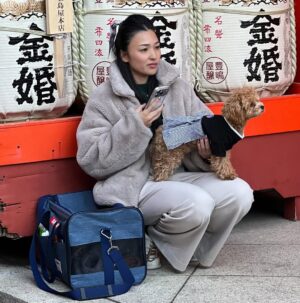 Veronica Gentili Instagram - Tokyo è un mistero: una gigantesca quantità di elementi perfettamente ordinati che sommati tra loro generano il caos. Ma un caos logico, indiscutibile: un’entropia talmente ragionata da diventare perfetta. 
È come una macchina con gli abbaglianti che ti viene incontro a tutta velocità contromano, ma un attimo prima dell’impatto sterza chirurgicamente e non ti sfiora nemmeno. 
Le senti dentro tutto lo zelo, la disciplina, l’imprevedibilità, la gentilezza, la maniacalitá, la schematicità e la follia di coloro che la abitano. 
È una metropoli di formiche volenterose, che svolgono alacremente le proprie mansioni con il massimo del rigore, ma che appena svoltato l’angolo sono pronte a trasformarsi in cicale che cantano a squarciagola, dimentiche della moderazione e del giudizio altrui. 
È una sinfonia di allegri, andanti, adagi, allegri, presti di cui è impossibile prevedere l’ordine, che ti rapiscono le orecchie e ti confondono la testa. 
Tokyo da sola vale il viaggio. E vale il desiderio di tornarci ancora. Anche solo per continuare l’esercizio impossibile di cercare di capirla, pur sapendo che il suo fascino sta proprio nel fatto che non ci si potrà riuscire.