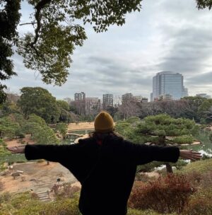 Veronica Gentili Instagram - Tokyo è un mistero: una gigantesca quantità di elementi perfettamente ordinati che sommati tra loro generano il caos. Ma un caos logico, indiscutibile: un’entropia talmente ragionata da diventare perfetta. 
È come una macchina con gli abbaglianti che ti viene incontro a tutta velocità contromano, ma un attimo prima dell’impatto sterza chirurgicamente e non ti sfiora nemmeno. 
Le senti dentro tutto lo zelo, la disciplina, l’imprevedibilità, la gentilezza, la maniacalitá, la schematicità e la follia di coloro che la abitano. 
È una metropoli di formiche volenterose, che svolgono alacremente le proprie mansioni con il massimo del rigore, ma che appena svoltato l’angolo sono pronte a trasformarsi in cicale che cantano a squarciagola, dimentiche della moderazione e del giudizio altrui. 
È una sinfonia di allegri, andanti, adagi, allegri, presti di cui è impossibile prevedere l’ordine, che ti rapiscono le orecchie e ti confondono la testa. 
Tokyo da sola vale il viaggio. E vale il desiderio di tornarci ancora. Anche solo per continuare l’esercizio impossibile di cercare di capirla, pur sapendo che il suo fascino sta proprio nel fatto che non ci si potrà riuscire.
