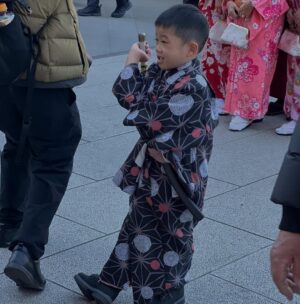 Veronica Gentili Instagram - Tokyo è un mistero: una gigantesca quantità di elementi perfettamente ordinati che sommati tra loro generano il caos. Ma un caos logico, indiscutibile: un’entropia talmente ragionata da diventare perfetta. 
È come una macchina con gli abbaglianti che ti viene incontro a tutta velocità contromano, ma un attimo prima dell’impatto sterza chirurgicamente e non ti sfiora nemmeno. 
Le senti dentro tutto lo zelo, la disciplina, l’imprevedibilità, la gentilezza, la maniacalitá, la schematicità e la follia di coloro che la abitano. 
È una metropoli di formiche volenterose, che svolgono alacremente le proprie mansioni con il massimo del rigore, ma che appena svoltato l’angolo sono pronte a trasformarsi in cicale che cantano a squarciagola, dimentiche della moderazione e del giudizio altrui. 
È una sinfonia di allegri, andanti, adagi, allegri, presti di cui è impossibile prevedere l’ordine, che ti rapiscono le orecchie e ti confondono la testa. 
Tokyo da sola vale il viaggio. E vale il desiderio di tornarci ancora. Anche solo per continuare l’esercizio impossibile di cercare di capirla, pur sapendo che il suo fascino sta proprio nel fatto che non ci si potrà riuscire.