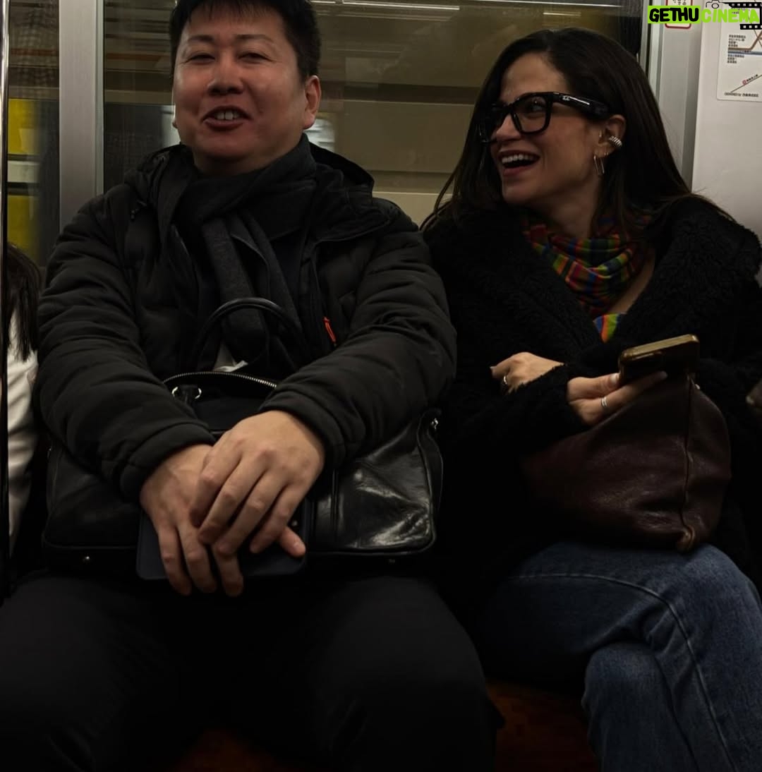 Veronica Gentili - 11.8K Likes - Tokyo è un mistero: una gigantesca quantità di elementi perfettamente ordinati che sommati tra loro generano il caos. Ma un caos logico, indiscutibile: un’entropia talmente ragionata da diventare perfetta. 
È come una macchina con gli abbaglianti che ti viene incontro a tutta velocità contromano, ma un attimo prima dell’impatto sterza chirurgicamente e non ti sfiora nemmeno. 
Le senti dentro tutto lo zelo, la disciplina, l’imprevedibilità, la gentilezza, la maniacalitá, la schematicità e la follia di coloro che la abitano. 
È una metropoli di formiche volenterose, che svolgono alacremente le proprie mansioni con il massimo del rigore, ma che appena svoltato l’angolo sono pronte a trasformarsi in cicale che cantano a squarciagola, dimentiche della moderazione e del giudizio altrui. 
È una sinfonia di allegri, andanti, adagi, allegri, presti di cui è impossibile prevedere l’ordine, che ti rapiscono le orecchie e ti confondono la testa. 
Tokyo da sola vale il viaggio. E vale il desiderio di tornarci ancora. Anche solo per continuare l’esercizio impossibile di cercare di capirla, pur sapendo che il suo fascino sta proprio nel fatto che non ci si potrà riuscire.