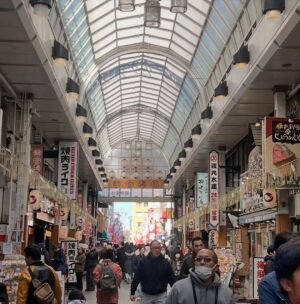 Veronica Gentili Instagram - Tokyo è un mistero: una gigantesca quantità di elementi perfettamente ordinati che sommati tra loro generano il caos. Ma un caos logico, indiscutibile: un’entropia talmente ragionata da diventare perfetta. 
È come una macchina con gli abbaglianti che ti viene incontro a tutta velocità contromano, ma un attimo prima dell’impatto sterza chirurgicamente e non ti sfiora nemmeno. 
Le senti dentro tutto lo zelo, la disciplina, l’imprevedibilità, la gentilezza, la maniacalitá, la schematicità e la follia di coloro che la abitano. 
È una metropoli di formiche volenterose, che svolgono alacremente le proprie mansioni con il massimo del rigore, ma che appena svoltato l’angolo sono pronte a trasformarsi in cicale che cantano a squarciagola, dimentiche della moderazione e del giudizio altrui. 
È una sinfonia di allegri, andanti, adagi, allegri, presti di cui è impossibile prevedere l’ordine, che ti rapiscono le orecchie e ti confondono la testa. 
Tokyo da sola vale il viaggio. E vale il desiderio di tornarci ancora. Anche solo per continuare l’esercizio impossibile di cercare di capirla, pur sapendo che il suo fascino sta proprio nel fatto che non ci si potrà riuscire.