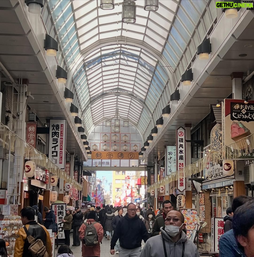 Veronica Gentili - 11.8K Likes - Tokyo è un mistero: una gigantesca quantità di elementi perfettamente ordinati che sommati tra loro generano il caos. Ma un caos logico, indiscutibile: un’entropia talmente ragionata da diventare perfetta. 
È come una macchina con gli abbaglianti che ti viene incontro a tutta velocità contromano, ma un attimo prima dell’impatto sterza chirurgicamente e non ti sfiora nemmeno. 
Le senti dentro tutto lo zelo, la disciplina, l’imprevedibilità, la gentilezza, la maniacalitá, la schematicità e la follia di coloro che la abitano. 
È una metropoli di formiche volenterose, che svolgono alacremente le proprie mansioni con il massimo del rigore, ma che appena svoltato l’angolo sono pronte a trasformarsi in cicale che cantano a squarciagola, dimentiche della moderazione e del giudizio altrui. 
È una sinfonia di allegri, andanti, adagi, allegri, presti di cui è impossibile prevedere l’ordine, che ti rapiscono le orecchie e ti confondono la testa. 
Tokyo da sola vale il viaggio. E vale il desiderio di tornarci ancora. Anche solo per continuare l’esercizio impossibile di cercare di capirla, pur sapendo che il suo fascino sta proprio nel fatto che non ci si potrà riuscire.