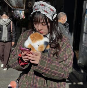 Veronica Gentili Instagram - Tokyo è un mistero: una gigantesca quantità di elementi perfettamente ordinati che sommati tra loro generano il caos. Ma un caos logico, indiscutibile: un’entropia talmente ragionata da diventare perfetta. 
È come una macchina con gli abbaglianti che ti viene incontro a tutta velocità contromano, ma un attimo prima dell’impatto sterza chirurgicamente e non ti sfiora nemmeno. 
Le senti dentro tutto lo zelo, la disciplina, l’imprevedibilità, la gentilezza, la maniacalitá, la schematicità e la follia di coloro che la abitano. 
È una metropoli di formiche volenterose, che svolgono alacremente le proprie mansioni con il massimo del rigore, ma che appena svoltato l’angolo sono pronte a trasformarsi in cicale che cantano a squarciagola, dimentiche della moderazione e del giudizio altrui. 
È una sinfonia di allegri, andanti, adagi, allegri, presti di cui è impossibile prevedere l’ordine, che ti rapiscono le orecchie e ti confondono la testa. 
Tokyo da sola vale il viaggio. E vale il desiderio di tornarci ancora. Anche solo per continuare l’esercizio impossibile di cercare di capirla, pur sapendo che il suo fascino sta proprio nel fatto che non ci si potrà riuscire.
