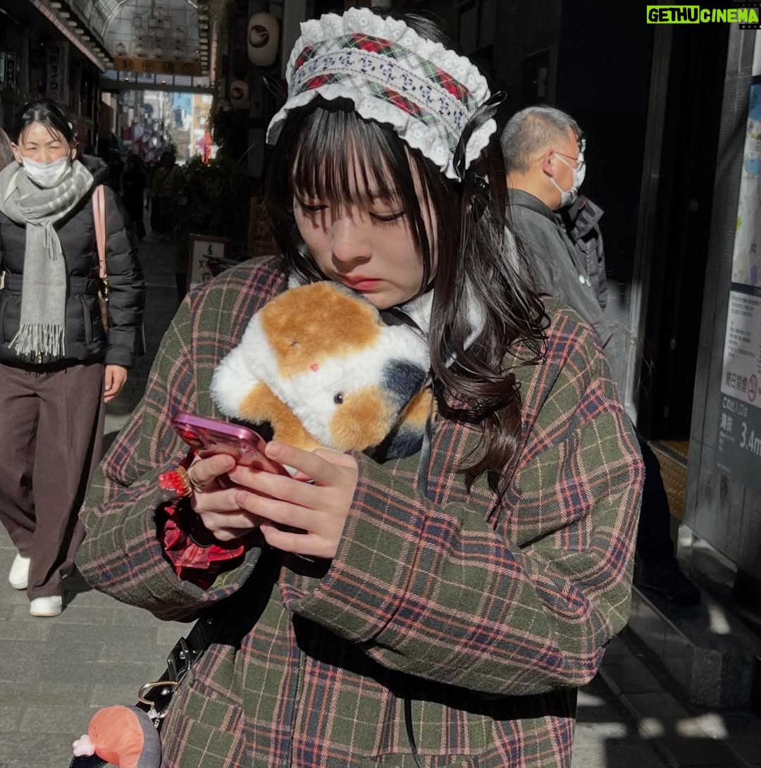 Veronica Gentili - 11.8K Likes - Tokyo è un mistero: una gigantesca quantità di elementi perfettamente ordinati che sommati tra loro generano il caos. Ma un caos logico, indiscutibile: un’entropia talmente ragionata da diventare perfetta. 
È come una macchina con gli abbaglianti che ti viene incontro a tutta velocità contromano, ma un attimo prima dell’impatto sterza chirurgicamente e non ti sfiora nemmeno. 
Le senti dentro tutto lo zelo, la disciplina, l’imprevedibilità, la gentilezza, la maniacalitá, la schematicità e la follia di coloro che la abitano. 
È una metropoli di formiche volenterose, che svolgono alacremente le proprie mansioni con il massimo del rigore, ma che appena svoltato l’angolo sono pronte a trasformarsi in cicale che cantano a squarciagola, dimentiche della moderazione e del giudizio altrui. 
È una sinfonia di allegri, andanti, adagi, allegri, presti di cui è impossibile prevedere l’ordine, che ti rapiscono le orecchie e ti confondono la testa. 
Tokyo da sola vale il viaggio. E vale il desiderio di tornarci ancora. Anche solo per continuare l’esercizio impossibile di cercare di capirla, pur sapendo che il suo fascino sta proprio nel fatto che non ci si potrà riuscire.