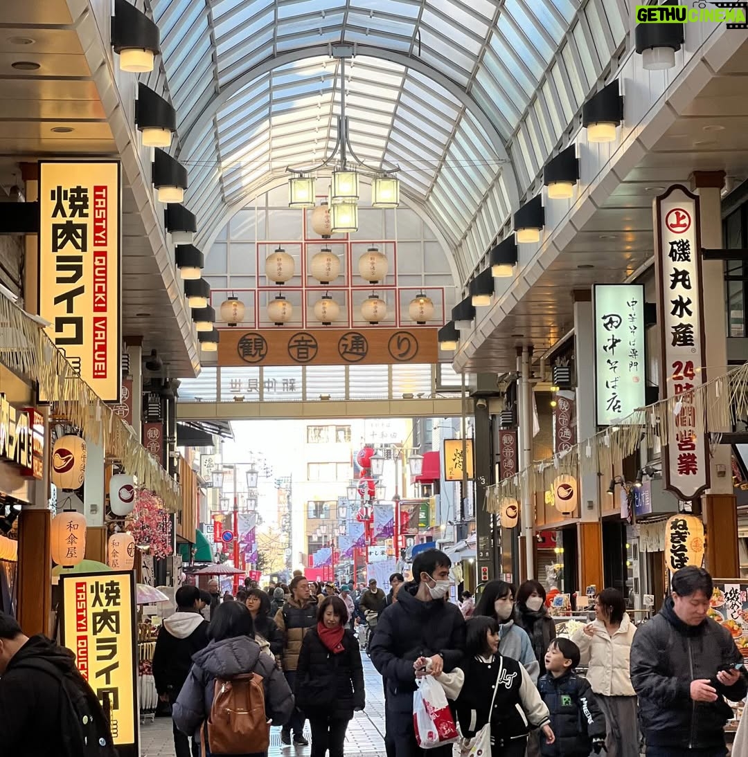 Veronica Gentili - 11.8K Likes - Tokyo è un mistero: una gigantesca quantità di elementi perfettamente ordinati che sommati tra loro generano il caos. Ma un caos logico, indiscutibile: un’entropia talmente ragionata da diventare perfetta. 
È come una macchina con gli abbaglianti che ti viene incontro a tutta velocità contromano, ma un attimo prima dell’impatto sterza chirurgicamente e non ti sfiora nemmeno. 
Le senti dentro tutto lo zelo, la disciplina, l’imprevedibilità, la gentilezza, la maniacalitá, la schematicità e la follia di coloro che la abitano. 
È una metropoli di formiche volenterose, che svolgono alacremente le proprie mansioni con il massimo del rigore, ma che appena svoltato l’angolo sono pronte a trasformarsi in cicale che cantano a squarciagola, dimentiche della moderazione e del giudizio altrui. 
È una sinfonia di allegri, andanti, adagi, allegri, presti di cui è impossibile prevedere l’ordine, che ti rapiscono le orecchie e ti confondono la testa. 
Tokyo da sola vale il viaggio. E vale il desiderio di tornarci ancora. Anche solo per continuare l’esercizio impossibile di cercare di capirla, pur sapendo che il suo fascino sta proprio nel fatto che non ci si potrà riuscire.