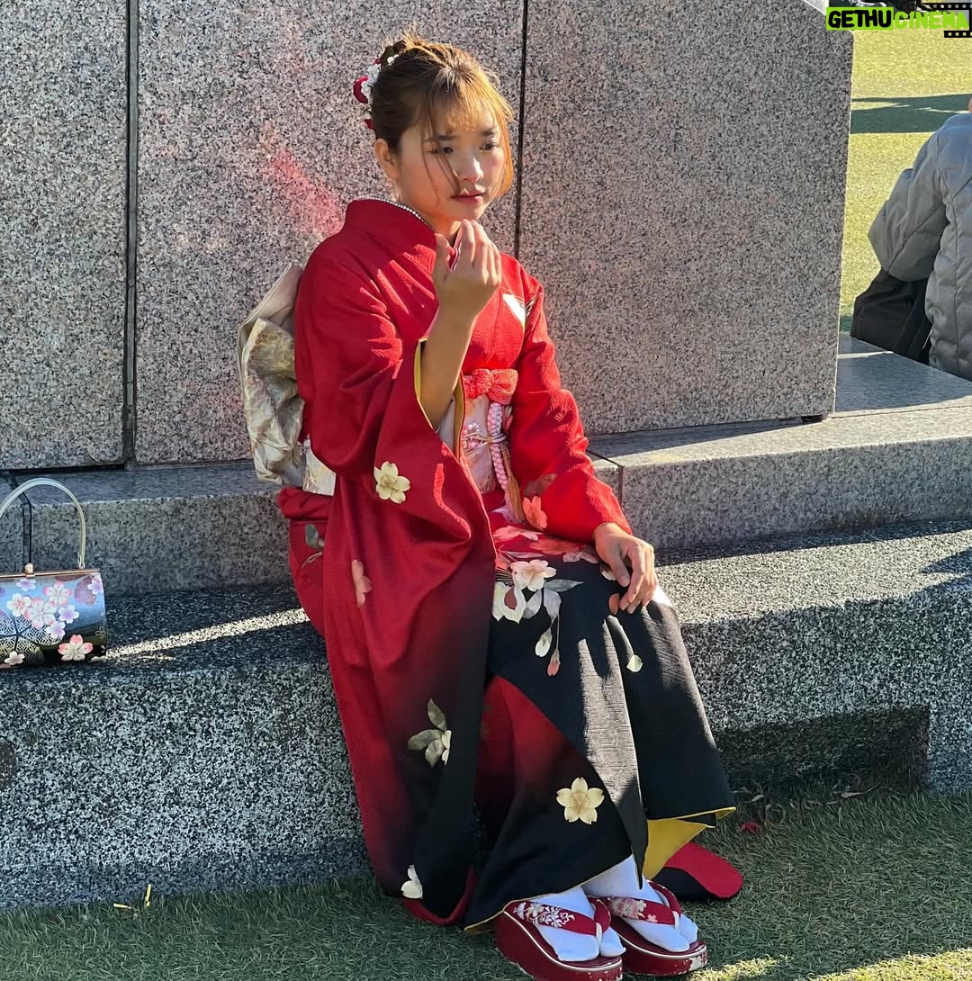 Veronica Gentili - 11.8K Likes - Tokyo è un mistero: una gigantesca quantità di elementi perfettamente ordinati che sommati tra loro generano il caos. Ma un caos logico, indiscutibile: un’entropia talmente ragionata da diventare perfetta. 
È come una macchina con gli abbaglianti che ti viene incontro a tutta velocità contromano, ma un attimo prima dell’impatto sterza chirurgicamente e non ti sfiora nemmeno. 
Le senti dentro tutto lo zelo, la disciplina, l’imprevedibilità, la gentilezza, la maniacalitá, la schematicità e la follia di coloro che la abitano. 
È una metropoli di formiche volenterose, che svolgono alacremente le proprie mansioni con il massimo del rigore, ma che appena svoltato l’angolo sono pronte a trasformarsi in cicale che cantano a squarciagola, dimentiche della moderazione e del giudizio altrui. 
È una sinfonia di allegri, andanti, adagi, allegri, presti di cui è impossibile prevedere l’ordine, che ti rapiscono le orecchie e ti confondono la testa. 
Tokyo da sola vale il viaggio. E vale il desiderio di tornarci ancora. Anche solo per continuare l’esercizio impossibile di cercare di capirla, pur sapendo che il suo fascino sta proprio nel fatto che non ci si potrà riuscire.