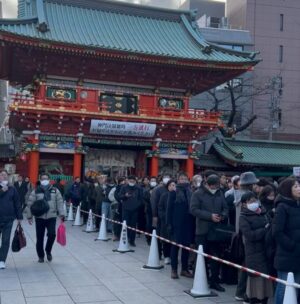 Veronica Gentili Instagram - Tokyo è un mistero: una gigantesca quantità di elementi perfettamente ordinati che sommati tra loro generano il caos. Ma un caos logico, indiscutibile: un’entropia talmente ragionata da diventare perfetta. 
È come una macchina con gli abbaglianti che ti viene incontro a tutta velocità contromano, ma un attimo prima dell’impatto sterza chirurgicamente e non ti sfiora nemmeno. 
Le senti dentro tutto lo zelo, la disciplina, l’imprevedibilità, la gentilezza, la maniacalitá, la schematicità e la follia di coloro che la abitano. 
È una metropoli di formiche volenterose, che svolgono alacremente le proprie mansioni con il massimo del rigore, ma che appena svoltato l’angolo sono pronte a trasformarsi in cicale che cantano a squarciagola, dimentiche della moderazione e del giudizio altrui. 
È una sinfonia di allegri, andanti, adagi, allegri, presti di cui è impossibile prevedere l’ordine, che ti rapiscono le orecchie e ti confondono la testa. 
Tokyo da sola vale il viaggio. E vale il desiderio di tornarci ancora. Anche solo per continuare l’esercizio impossibile di cercare di capirla, pur sapendo che il suo fascino sta proprio nel fatto che non ci si potrà riuscire.