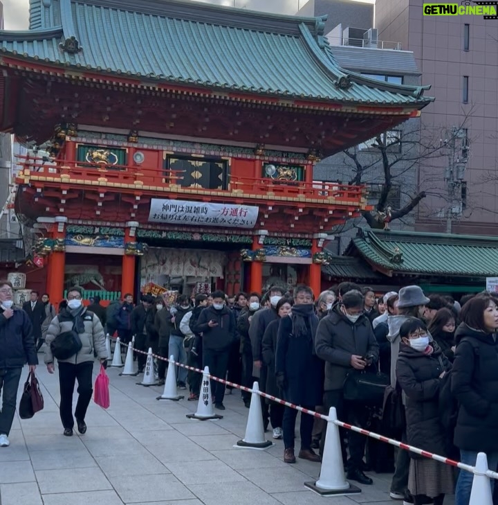 Veronica Gentili - 11.8K Likes - Tokyo è un mistero: una gigantesca quantità di elementi perfettamente ordinati che sommati tra loro generano il caos. Ma un caos logico, indiscutibile: un’entropia talmente ragionata da diventare perfetta. 
È come una macchina con gli abbaglianti che ti viene incontro a tutta velocità contromano, ma un attimo prima dell’impatto sterza chirurgicamente e non ti sfiora nemmeno. 
Le senti dentro tutto lo zelo, la disciplina, l’imprevedibilità, la gentilezza, la maniacalitá, la schematicità e la follia di coloro che la abitano. 
È una metropoli di formiche volenterose, che svolgono alacremente le proprie mansioni con il massimo del rigore, ma che appena svoltato l’angolo sono pronte a trasformarsi in cicale che cantano a squarciagola, dimentiche della moderazione e del giudizio altrui. 
È una sinfonia di allegri, andanti, adagi, allegri, presti di cui è impossibile prevedere l’ordine, che ti rapiscono le orecchie e ti confondono la testa. 
Tokyo da sola vale il viaggio. E vale il desiderio di tornarci ancora. Anche solo per continuare l’esercizio impossibile di cercare di capirla, pur sapendo che il suo fascino sta proprio nel fatto che non ci si potrà riuscire.