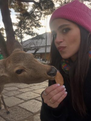 Veronica Gentili Instagram - Oggi sono stata a Nara, antica capitale del Giappone, a mezzora di treno da Kyoto e considerata la culla della cultura giapponese. 
Purtroppo però tutto questo, nella mia gerarchia, è immediatamente passato in secondo piano di fronte agli occhioni dei cervi che passeggiano liberi a spasso per il parco e che ti vengono incontro per fare amicizia ( sí lo so che vogliono le gallette di riso, di cui chiaramente mi sono subito munita, ma d’altronde in quale amicizia non è richiesto un po’ di sano do ut des?! ). 
Nel parco ci sono 1200 esemplari sparsi che se ne vanno in giro tra la gente. Tutti i giapponesi e i turisti che sono lì per visitare il Tempio Todaji, dove pregare o ammirare il Grande Buddha, finiscono irretiti da questi Bambi che scorrazzano dappertutto, finendo quasi per dimenticarsi dove stavano andando. Io poi, che ve lo dico a fare. 
La cosa fantastica è che i piccoli seduttori hanno imparato a fare l’inchino per ringraziare, quindi, se per caso tu non ti fossi già squagliato così, ti vengono incontro e si profondono in riverenze. A breve mi aspetto che imparino anche a rispondere ‘arigatou gozaimasu’ ad ogni morso di galletta. 
Dall’interno del tempio, dai suoi 15 metri di altezza, Buddha sorride sotto i baffi e aspetta che la parentesi cervi si concluda spontaneamente. 
Pare venga da qui la proverbiale calma buddhista.