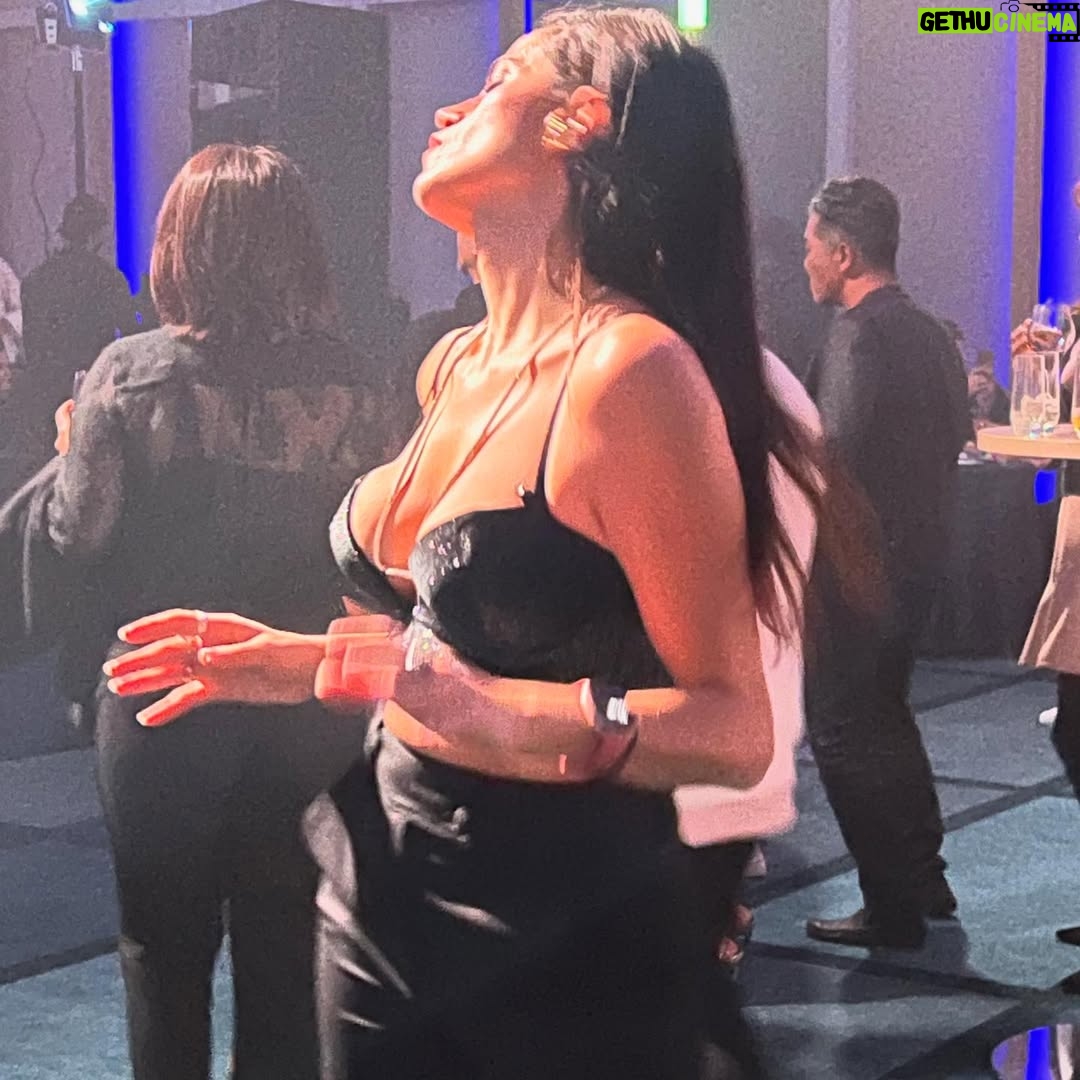 Veronica Gentili - 11.7K Likes - Qui in Giappone siamo già nel 2026… e allora visto che vi parlo dal futuro datemi retta. 
Il 2025 mi ha insegnato che non abbiamo idea della forza di cui siamo capaci finché non siamo obbligati a tirarla fuori Quindi, tra un’ansia di qua e una paura di lá, vi dico: confidate nelle risorse che non sapete ancora di avere. 
E poi vi dico un’altra cosa: ci dicono sempre che le uniche cose che contano davvero sono quelle importanti. 
È verissimo. Solo che nessuno sa davvero cosa sia importante per noi, e soprattutto nessuno può decretarlo al posto nostro. 
E allora tenetevi stretto quello che per voi è importante e difendetelo, anche se per gli altri è una scemenza. 
Perché ognuno ha le priorità che si è scelto e che la vita gli ha consegnato, e gli altri non ne sanno nulla. 
Buon anno amici. Che sia un anno di forze impreviste e di cose soggettivamente importanti da difendere.