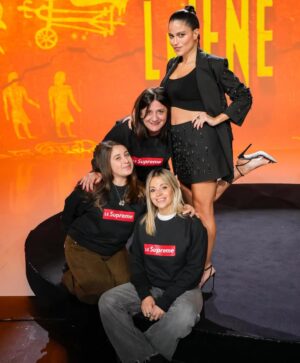 Veronica Gentili Instagram - E così siamo arrivati all’ultima puntata prenatalizia… 
E al posto dell’albero ci sono io 🤪🎄 

@redazioneiene 

@francescagiulini_pro 
@marina_marcuccetti 
@susanna_ausoni 
@federica_peluso__