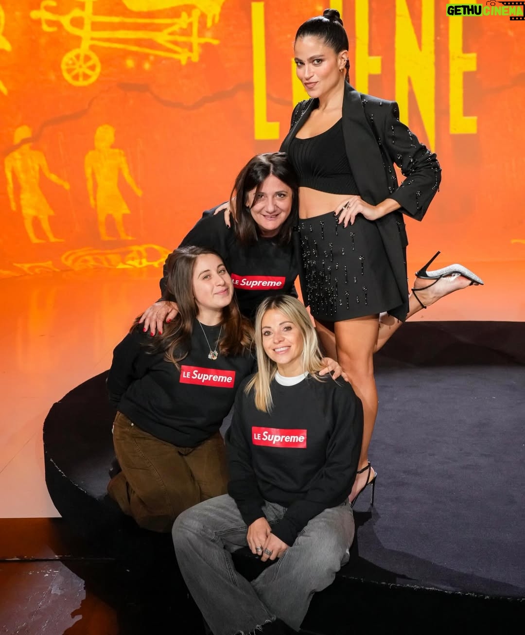 Veronica Gentili - 14.2K Likes - E così siamo arrivati all’ultima puntata prenatalizia… 
E al posto dell’albero ci sono io 🤪🎄 

@redazioneiene 

@francescagiulini_pro 
@marina_marcuccetti 
@susanna_ausoni 
@federica_peluso__