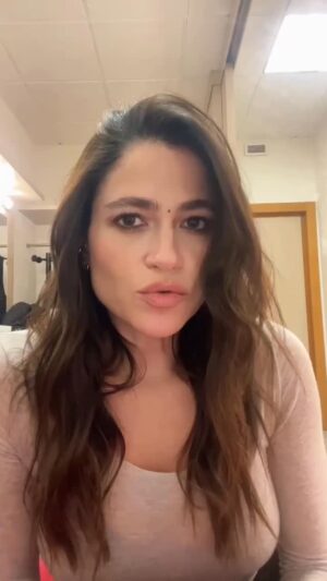 Veronica Gentili Instagram - Stasera a mezzanotte esce l’intervista che ho fatto con Luca Casadei a @onemoretimepodcast. 
Ci tengo che l’ascoltiate. E qui vi dico perché 😊