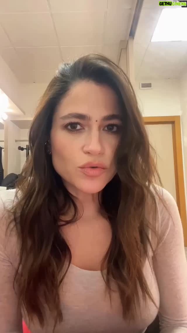Veronica Gentili - 7.5K Likes - Stasera a mezzanotte esce l’intervista che ho fatto con Luca Casadei a @onemoretimepodcast. 
Ci tengo che l’ascoltiate. E qui vi dico perché 😊