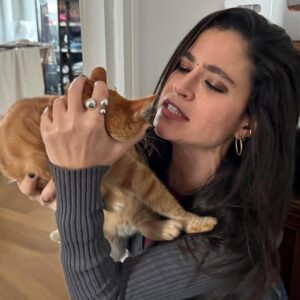 Veronica Gentili Instagram - Questo è quello che succede ad un’inguaribile ottimista che dopo cinque anni ancora crede di potersi fare una foto con Palmiro. 
(Nessun gatto è stato maltrattato per la NON realizzazione di queste foto. Non si può affermare altrettanto dell’incauta genitrice)