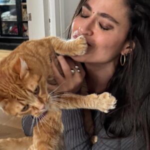 Veronica Gentili Instagram - Questo è quello che succede ad un’inguaribile ottimista che dopo cinque anni ancora crede di potersi fare una foto con Palmiro. 
(Nessun gatto è stato maltrattato per la NON realizzazione di queste foto. Non si può affermare altrettanto dell’incauta genitrice)