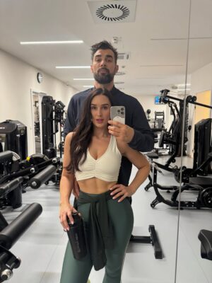Veronika Danišová Instagram - Tieto tri dni som jedla fakt štedro🙈 Bez plánovania, bez pravidiel…a veľmi som sa na to tešila. Dopriavala som si všetko, bez výčitiek. Ale ak mám byť fakt pravdivá, moje telo sa fakt necítilo dobre….Rezne jem veľmi rada aj počas roka. Sladké, pečivo atď si tiež rada dám. Len jednoducho nie takto - jedno cez druhé🤣 Zvyčajne to kombinujem inak, s čerstvou zeleninou, sladké s proteínom, skyrom alebo po plnohodnotnom jedle, pred/po tréningu…Už skoro rok tomu nehovorím diéta ale životný štýl s vedomím o (kvalite) kalórií, ktoré príjmam 💪🏻 A práve preto sa návratu “naspäť” do režimu nebojím. Tentokrát viem, že sa ľahko vrátim, kedže nediétujem🙂↔️…ja tuším, že každý z nás bojuje s niečím, čo mu beží v hlave každý deň. Pre mňa je to hlavne (mentálne reálne) balancovanie mojej lásky k cukru🤣 tak s čím takto bojujete vy?🙈💫 #nebesky