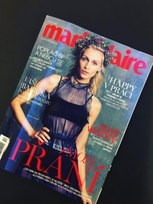 Veronika Kašáková Instagram - 1. Byly mi 4 roky, když mě poprvé vyfotili a přivezli do dětského domova. Pamatuji si jediné, dezorientace. Kdo jsem a kam patřím?
2. První hezké Vánoce v životě. Palčáky, které jsme dostali všichni, teplo, postel, jídlo. Bezpečí a řád, začala jsem se vnitřně uklidňovat.
3. Letní tábor a moje první soutěž Miss. Usínala jsem celé dětství sama, ale extroverze, smysl pro humor a vrozený optimizmus mi pomáhalo k přežití.
4. První třída. Strach. Nejistota. Trauma nezpomaluje inteligenci, ale nervový systém. Teta vychovatelka si myslela, že budu muset chodit do zvláštní. Byla jsem jednoznačně nejslabší žák ve třídě. 
5. A tohle jsem taky já, s vytvořenou mapou mé reality. Neurobiologicky. Vzorce, které jsem převzala na základě 0-6let života. Mám obrovskou touhu být hodná. Nezabírat místo. Snažící se nebýt na obtíž. Zmizet. Nebo naopak majetnický každého dusit láskou, ze strachu aby mě zase někdo neopustil. (Často brečím). 
6. První Chorvatsko. První moře, paní ředitelka má videokameru a já se furt kroutím před objektem, na mé sny(talenty/koníčky) však není kapacita. Individualita nebyla v dětských domovech možná. Žiješ ve skupině.
7. Lyžák (a díky DD umím lyžovat). Kamarádi @pavla_majorova , kteří pro mě v životě byli nejvíc. Lidi, kteří ukazovali, že vztahy nemusí bolet. A taky @ladislavrostas.photo , který nám všem vytřel zrak. 
8. Plavání. Moje první vznikající fobie z chloru a bazénů. Koníček v dětech nevyvoláš tlakem. 
9. Můj bratr @karel_kasak . Moje jediná skutečná rodina. Člověk, díky kterému jsem přežila. Někdo, kdo mě zachránil a bezpodmínečně miloval jako jediný dlouhé roky.
10. Setkání. Můj muž. Láska nebeská.I my jsme začínali toxicky.
Ne z nedostatku lásky, ale z nepochopení sebe. Dnes nejsme spolu proto, že bychom se potřebovali.
Ale proto, že se volíme a v takovém prostoru může láska kvést. Miluji.
11–14. A moje první sny. První úspěchy. A myšlenka: možná jsem víc než moje minulost.
15. @nf_veronikykasakove . Ne z bolesti. Z porozumění. 🤍
16. Moje největší sny přicházejí na svět.
17. Bolest.
18. Život se někdy zlomí v jedné minutě. A některé věci se nedají unést hned.
19. Dnes mám největší rodinu na světě. ❤️☝️
20. A občas si toho všimne i svět. 🏅