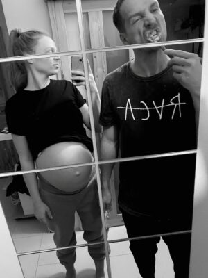 Veronika Kašáková Instagram - 1. Byly mi 4 roky, když mě poprvé vyfotili a přivezli do dětského domova. Pamatuji si jediné, dezorientace. Kdo jsem a kam patřím?
2. První hezké Vánoce v životě. Palčáky, které jsme dostali všichni, teplo, postel, jídlo. Bezpečí a řád, začala jsem se vnitřně uklidňovat.
3. Letní tábor a moje první soutěž Miss. Usínala jsem celé dětství sama, ale extroverze, smysl pro humor a vrozený optimizmus mi pomáhalo k přežití.
4. První třída. Strach. Nejistota. Trauma nezpomaluje inteligenci, ale nervový systém. Teta vychovatelka si myslela, že budu muset chodit do zvláštní. Byla jsem jednoznačně nejslabší žák ve třídě. 
5. A tohle jsem taky já, s vytvořenou mapou mé reality. Neurobiologicky. Vzorce, které jsem převzala na základě 0-6let života. Mám obrovskou touhu být hodná. Nezabírat místo. Snažící se nebýt na obtíž. Zmizet. Nebo naopak majetnický každého dusit láskou, ze strachu aby mě zase někdo neopustil. (Často brečím). 
6. První Chorvatsko. První moře, paní ředitelka má videokameru a já se furt kroutím před objektem, na mé sny(talenty/koníčky) však není kapacita. Individualita nebyla v dětských domovech možná. Žiješ ve skupině.
7. Lyžák (a díky DD umím lyžovat). Kamarádi @pavla_majorova , kteří pro mě v životě byli nejvíc. Lidi, kteří ukazovali, že vztahy nemusí bolet. A taky @ladislavrostas.photo , který nám všem vytřel zrak. 
8. Plavání. Moje první vznikající fobie z chloru a bazénů. Koníček v dětech nevyvoláš tlakem. 
9. Můj bratr @karel_kasak . Moje jediná skutečná rodina. Člověk, díky kterému jsem přežila. Někdo, kdo mě zachránil a bezpodmínečně miloval jako jediný dlouhé roky.
10. Setkání. Můj muž. Láska nebeská.I my jsme začínali toxicky.
Ne z nedostatku lásky, ale z nepochopení sebe. Dnes nejsme spolu proto, že bychom se potřebovali.
Ale proto, že se volíme a v takovém prostoru může láska kvést. Miluji.
11–14. A moje první sny. První úspěchy. A myšlenka: možná jsem víc než moje minulost.
15. @nf_veronikykasakove . Ne z bolesti. Z porozumění. 🤍
16. Moje největší sny přicházejí na svět.
17. Bolest.
18. Život se někdy zlomí v jedné minutě. A některé věci se nedají unést hned.
19. Dnes mám největší rodinu na světě. ❤️☝️
20. A občas si toho všimne i svět. 🏅