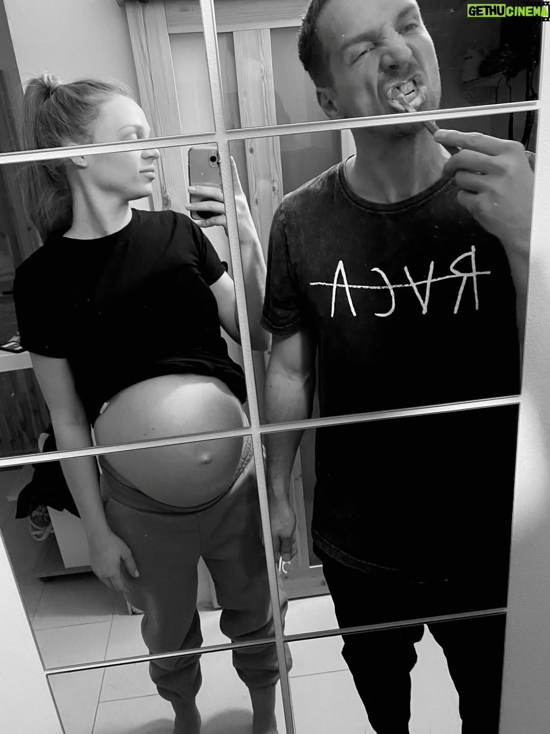 Veronika Kašáková - 3.9K Likes - 1. Byly mi 4 roky, když mě poprvé vyfotili a přivezli do dětského domova. Pamatuji si jediné, dezorientace. Kdo jsem a kam patřím?
2. První hezké Vánoce v životě. Palčáky, které jsme dostali všichni, teplo, postel, jídlo. Bezpečí a řád, začala jsem se vnitřně uklidňovat.
3. Letní tábor a moje první soutěž Miss. Usínala jsem celé dětství sama, ale extroverze, smysl pro humor a vrozený optimizmus mi pomáhalo k přežití.
4. První třída. Strach. Nejistota. Trauma nezpomaluje inteligenci, ale nervový systém. Teta vychovatelka si myslela, že budu muset chodit do zvláštní. Byla jsem jednoznačně nejslabší žák ve třídě. 
5. A tohle jsem taky já, s vytvořenou mapou mé reality. Neurobiologicky. Vzorce, které jsem převzala na základě 0-6let života. Mám obrovskou touhu být hodná. Nezabírat místo. Snažící se nebýt na obtíž. Zmizet. Nebo naopak majetnický každého dusit láskou, ze strachu aby mě zase někdo neopustil. (Často brečím). 
6. První Chorvatsko. První moře, paní ředitelka má videokameru a já se furt kroutím před objektem, na mé sny(talenty/koníčky) však není kapacita. Individualita nebyla v dětských domovech možná. Žiješ ve skupině.
7. Lyžák (a díky DD umím lyžovat). Kamarádi @pavla_majorova , kteří pro mě v životě byli nejvíc. Lidi, kteří ukazovali, že vztahy nemusí bolet. A taky @ladislavrostas.photo , který nám všem vytřel zrak. 
8. Plavání. Moje první vznikající fobie z chloru a bazénů. Koníček v dětech nevyvoláš tlakem. 
9. Můj bratr @karel_kasak . Moje jediná skutečná rodina. Člověk, díky kterému jsem přežila. Někdo, kdo mě zachránil a bezpodmínečně miloval jako jediný dlouhé roky.
10. Setkání. Můj muž. Láska nebeská.I my jsme začínali toxicky.
Ne z nedostatku lásky, ale z nepochopení sebe. Dnes nejsme spolu proto, že bychom se potřebovali.
Ale proto, že se volíme a v takovém prostoru může láska kvést. Miluji.
11–14. A moje první sny. První úspěchy. A myšlenka: možná jsem víc než moje minulost.
15. @nf_veronikykasakove . Ne z bolesti. Z porozumění. 🤍
16. Moje největší sny přicházejí na svět.
17. Bolest.
18. Život se někdy zlomí v jedné minutě. A některé věci se nedají unést hned.
19. Dnes mám největší rodinu na světě. ❤️☝️
20. A občas si toho všimne i svět. 🏅