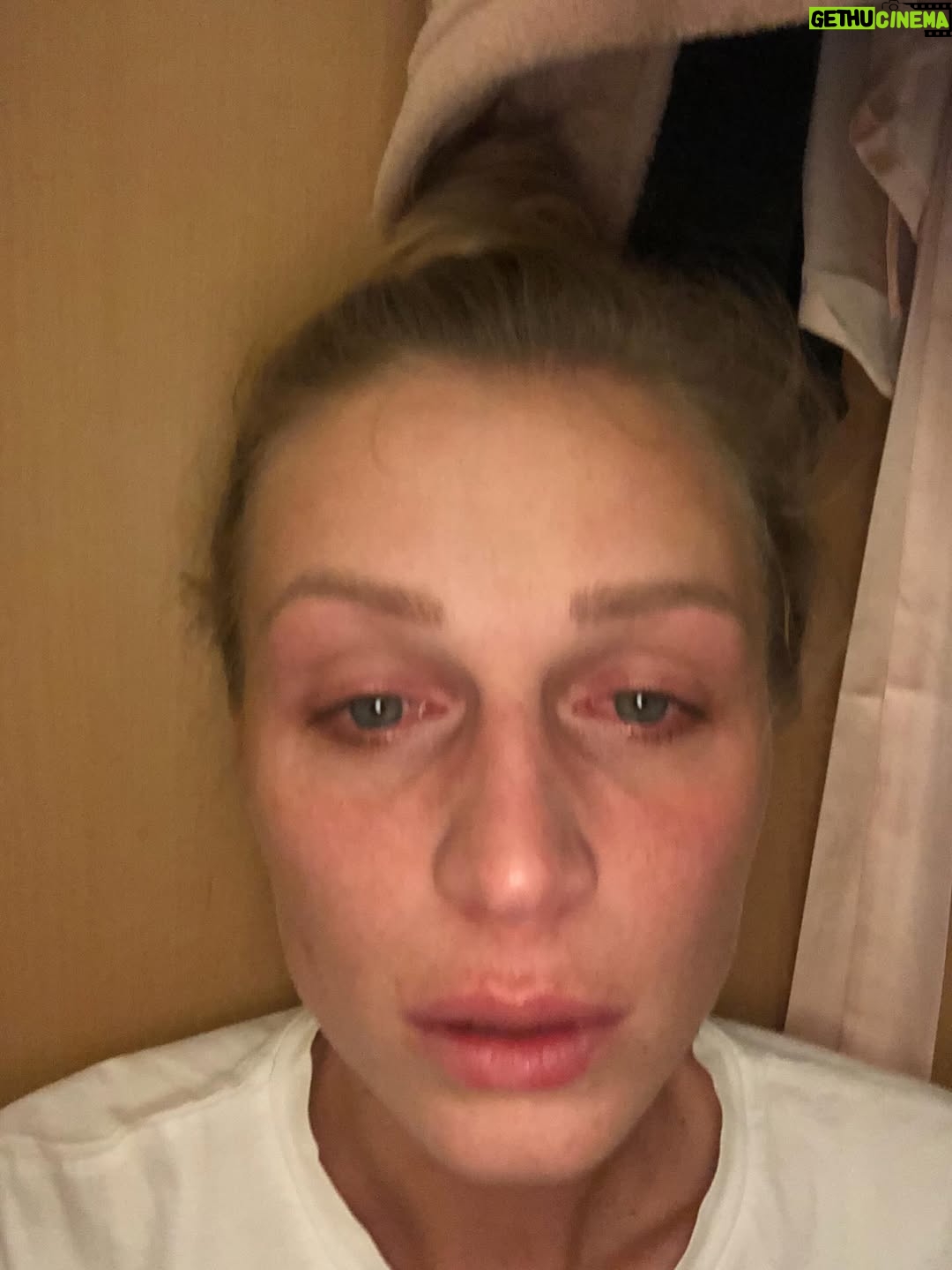 Veronika Kašáková - 3.9K Likes - 1. Byly mi 4 roky, když mě poprvé vyfotili a přivezli do dětského domova. Pamatuji si jediné, dezorientace. Kdo jsem a kam patřím?
2. První hezké Vánoce v životě. Palčáky, které jsme dostali všichni, teplo, postel, jídlo. Bezpečí a řád, začala jsem se vnitřně uklidňovat.
3. Letní tábor a moje první soutěž Miss. Usínala jsem celé dětství sama, ale extroverze, smysl pro humor a vrozený optimizmus mi pomáhalo k přežití.
4. První třída. Strach. Nejistota. Trauma nezpomaluje inteligenci, ale nervový systém. Teta vychovatelka si myslela, že budu muset chodit do zvláštní. Byla jsem jednoznačně nejslabší žák ve třídě. 
5. A tohle jsem taky já, s vytvořenou mapou mé reality. Neurobiologicky. Vzorce, které jsem převzala na základě 0-6let života. Mám obrovskou touhu být hodná. Nezabírat místo. Snažící se nebýt na obtíž. Zmizet. Nebo naopak majetnický každého dusit láskou, ze strachu aby mě zase někdo neopustil. (Často brečím). 
6. První Chorvatsko. První moře, paní ředitelka má videokameru a já se furt kroutím před objektem, na mé sny(talenty/koníčky) však není kapacita. Individualita nebyla v dětských domovech možná. Žiješ ve skupině.
7. Lyžák (a díky DD umím lyžovat). Kamarádi @pavla_majorova , kteří pro mě v životě byli nejvíc. Lidi, kteří ukazovali, že vztahy nemusí bolet. A taky @ladislavrostas.photo , který nám všem vytřel zrak. 
8. Plavání. Moje první vznikající fobie z chloru a bazénů. Koníček v dětech nevyvoláš tlakem. 
9. Můj bratr @karel_kasak . Moje jediná skutečná rodina. Člověk, díky kterému jsem přežila. Někdo, kdo mě zachránil a bezpodmínečně miloval jako jediný dlouhé roky.
10. Setkání. Můj muž. Láska nebeská.I my jsme začínali toxicky.
Ne z nedostatku lásky, ale z nepochopení sebe. Dnes nejsme spolu proto, že bychom se potřebovali.
Ale proto, že se volíme a v takovém prostoru může láska kvést. Miluji.
11–14. A moje první sny. První úspěchy. A myšlenka: možná jsem víc než moje minulost.
15. @nf_veronikykasakove . Ne z bolesti. Z porozumění. 🤍
16. Moje největší sny přicházejí na svět.
17. Bolest.
18. Život se někdy zlomí v jedné minutě. A některé věci se nedají unést hned.
19. Dnes mám největší rodinu na světě. ❤️☝️
20. A občas si toho všimne i svět. 🏅