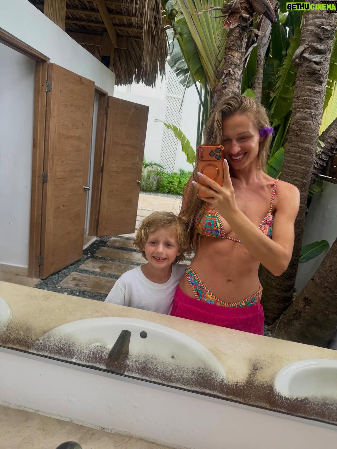 Veronika Kašáková - 1.8K Likes - Někdy, když cítím silnou vlnu spokojenosti a hormony štěstí vystřelí rychleji než ranní káva do žil, přijde vzápětí něco, co mě vždycky zaskočí, ale nepřekvapí.
Myšlenky, které začnou zpochybňovat všechno hezké, co právě prožívám. Zavalí mě pocit viny. Výčitky. Jakoby vnitřní hlas říkal, že klid, radost a lehkost nejsou pro mě „bezpečné“ nebo že si je nezasloužím.

Ale asi to dává smysl. Často mě to přepadne na dovolené.
Mozek si nejspíš pamatuje prostředí, ve kterém jsme dlouho žili. Pokud byl roky nastavený na pocit nedostatku a nepřijetí, klid a štěstí mohou pořád působit cize.
Jsou to staré mentální vzorce. Zbytky myšlení holky, která dlouho žila s pocitem, že si hezké věci nezaslouží. Že být v hojnosti znamená být povrchní. 
A tak občas tyto myšlenky znovu zaklepou na dveře. A já si říkám: Mají to tak všichni? Nebo jen já? 
Pokud to tak máte také, dočetla jsem se úžasné pomůcky: 

Myšlenky nejsou fakta.
Emoce nejsou důkazem viny.
A pocit štěstí není něco, za co bychom se měli trestat. (Protože pokud cítím vinu, přijde trest- to mi zase říkala kamaradka)

Je možné naučit mozek, že klid je bezpečný.
Je možné být na sebe laskavá i ve vlastní hlavě.
Je možné dovolit si radost bez výčitek.

A ano je také v pořádku „dohnat“ všechno to, co kdysi chybělo.
Dovolit si Vánoce, narozeniny, rodinu, hojnost, radost. Ne z rozmaru. Ale proto, že lidská psychika potřebuje opravné zkušenosti. A já si je právem dávám.

Protože si to dlužím.
A protože život není jen o strachu, ale i o tom, dovolit si ho opravdu žít. A dovolit se nebát se, zda mě někdo má vůbec rád, protože konečně má. 

Děkuju @ckcedok za důvěru a možnost prožít nádhernou dovolenou v Dominikánské republice s mojí nejmilovanější  rodinou, kterou miluji neskonale a nic za to nepotřebuju nazpátek🤍🙏🏻
Cítím hlubokou vděčnost. 🌿

#spoluprace