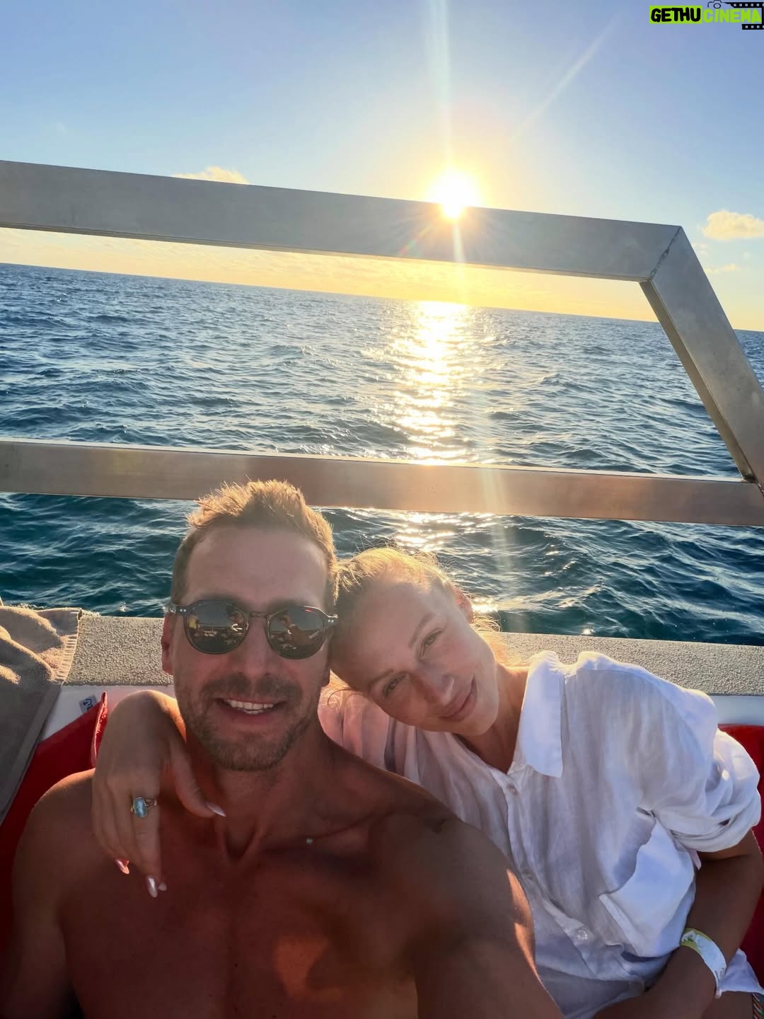 Veronika Kašáková - 1.8K Likes - Někdy, když cítím silnou vlnu spokojenosti a hormony štěstí vystřelí rychleji než ranní káva do žil, přijde vzápětí něco, co mě vždycky zaskočí, ale nepřekvapí.
Myšlenky, které začnou zpochybňovat všechno hezké, co právě prožívám. Zavalí mě pocit viny. Výčitky. Jakoby vnitřní hlas říkal, že klid, radost a lehkost nejsou pro mě „bezpečné“ nebo že si je nezasloužím.

Ale asi to dává smysl. Často mě to přepadne na dovolené.
Mozek si nejspíš pamatuje prostředí, ve kterém jsme dlouho žili. Pokud byl roky nastavený na pocit nedostatku a nepřijetí, klid a štěstí mohou pořád působit cize.
Jsou to staré mentální vzorce. Zbytky myšlení holky, která dlouho žila s pocitem, že si hezké věci nezaslouží. Že být v hojnosti znamená být povrchní. 
A tak občas tyto myšlenky znovu zaklepou na dveře. A já si říkám: Mají to tak všichni? Nebo jen já? 
Pokud to tak máte také, dočetla jsem se úžasné pomůcky: 

Myšlenky nejsou fakta.
Emoce nejsou důkazem viny.
A pocit štěstí není něco, za co bychom se měli trestat. (Protože pokud cítím vinu, přijde trest- to mi zase říkala kamaradka)

Je možné naučit mozek, že klid je bezpečný.
Je možné být na sebe laskavá i ve vlastní hlavě.
Je možné dovolit si radost bez výčitek.

A ano je také v pořádku „dohnat“ všechno to, co kdysi chybělo.
Dovolit si Vánoce, narozeniny, rodinu, hojnost, radost. Ne z rozmaru. Ale proto, že lidská psychika potřebuje opravné zkušenosti. A já si je právem dávám.

Protože si to dlužím.
A protože život není jen o strachu, ale i o tom, dovolit si ho opravdu žít. A dovolit se nebát se, zda mě někdo má vůbec rád, protože konečně má. 

Děkuju @ckcedok za důvěru a možnost prožít nádhernou dovolenou v Dominikánské republice s mojí nejmilovanější  rodinou, kterou miluji neskonale a nic za to nepotřebuju nazpátek🤍🙏🏻
Cítím hlubokou vděčnost. 🌿

#spoluprace