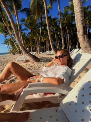 Veronika Kašáková Instagram - Někdy, když cítím silnou vlnu spokojenosti a hormony štěstí vystřelí rychleji než ranní káva do žil, přijde vzápětí něco, co mě vždycky zaskočí, ale nepřekvapí.
Myšlenky, které začnou zpochybňovat všechno hezké, co právě prožívám. Zavalí mě pocit viny. Výčitky. Jakoby vnitřní hlas říkal, že klid, radost a lehkost nejsou pro mě „bezpečné“ nebo že si je nezasloužím.

Ale asi to dává smysl. Často mě to přepadne na dovolené.
Mozek si nejspíš pamatuje prostředí, ve kterém jsme dlouho žili. Pokud byl roky nastavený na pocit nedostatku a nepřijetí, klid a štěstí mohou pořád působit cize.
Jsou to staré mentální vzorce. Zbytky myšlení holky, která dlouho žila s pocitem, že si hezké věci nezaslouží. Že být v hojnosti znamená být povrchní. 
A tak občas tyto myšlenky znovu zaklepou na dveře. A já si říkám: Mají to tak všichni? Nebo jen já? 
Pokud to tak máte také, dočetla jsem se úžasné pomůcky: 

Myšlenky nejsou fakta.
Emoce nejsou důkazem viny.
A pocit štěstí není něco, za co bychom se měli trestat. (Protože pokud cítím vinu, přijde trest- to mi zase říkala kamaradka)

Je možné naučit mozek, že klid je bezpečný.
Je možné být na sebe laskavá i ve vlastní hlavě.
Je možné dovolit si radost bez výčitek.

A ano je také v pořádku „dohnat“ všechno to, co kdysi chybělo.
Dovolit si Vánoce, narozeniny, rodinu, hojnost, radost. Ne z rozmaru. Ale proto, že lidská psychika potřebuje opravné zkušenosti. A já si je právem dávám.

Protože si to dlužím.
A protože život není jen o strachu, ale i o tom, dovolit si ho opravdu žít. A dovolit se nebát se, zda mě někdo má vůbec rád, protože konečně má. 

Děkuju @ckcedok za důvěru a možnost prožít nádhernou dovolenou v Dominikánské republice s mojí nejmilovanější  rodinou, kterou miluji neskonale a nic za to nepotřebuju nazpátek🤍🙏🏻
Cítím hlubokou vděčnost. 🌿

#spoluprace