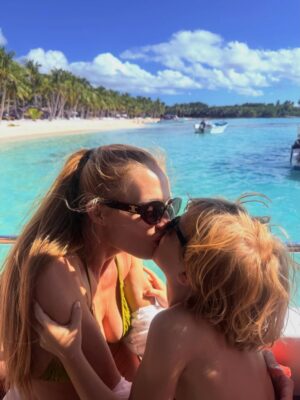 Veronika Kašáková Instagram - Krásný Nový rok z překrásné Dominikány přeje celá naše rodina. 🤍

Děkujeme vám z celého srdce za podporu @nf_veronikykasakove , který je pro mě nejen prací, ale hlubokým smyslem a životní cestou.

Vaše důvěra, přízeň a podpora nám dávají sílu pokračovat, i když to někdy není jednoduché. O to větší vděčnost cítím.

Velké a upřímné DĚKUJEME všem, kteří při nás stojí a věří v to, co děláme. 🤍
Posíláme pozdrav z místa, kde jsme konečně spolu, Vánoční volno tradičně užíváme v teple, máme čas jeden na druhého a jsme šťastni, že jsme spolu 🌴✨

Moc si vážím i skvělých spolupracích jako je například tato @ckcedok kdy krásné vzpomínky jsou nejvíc co si navzájem můžeme dát ☀️🤍 Nikdy jsem si nepřála víc… děkuju Bože🙏🏻

Zdraví pro všechny 🙏🏻

#spolupráce @ckcedok 💙 @sunscapecoco